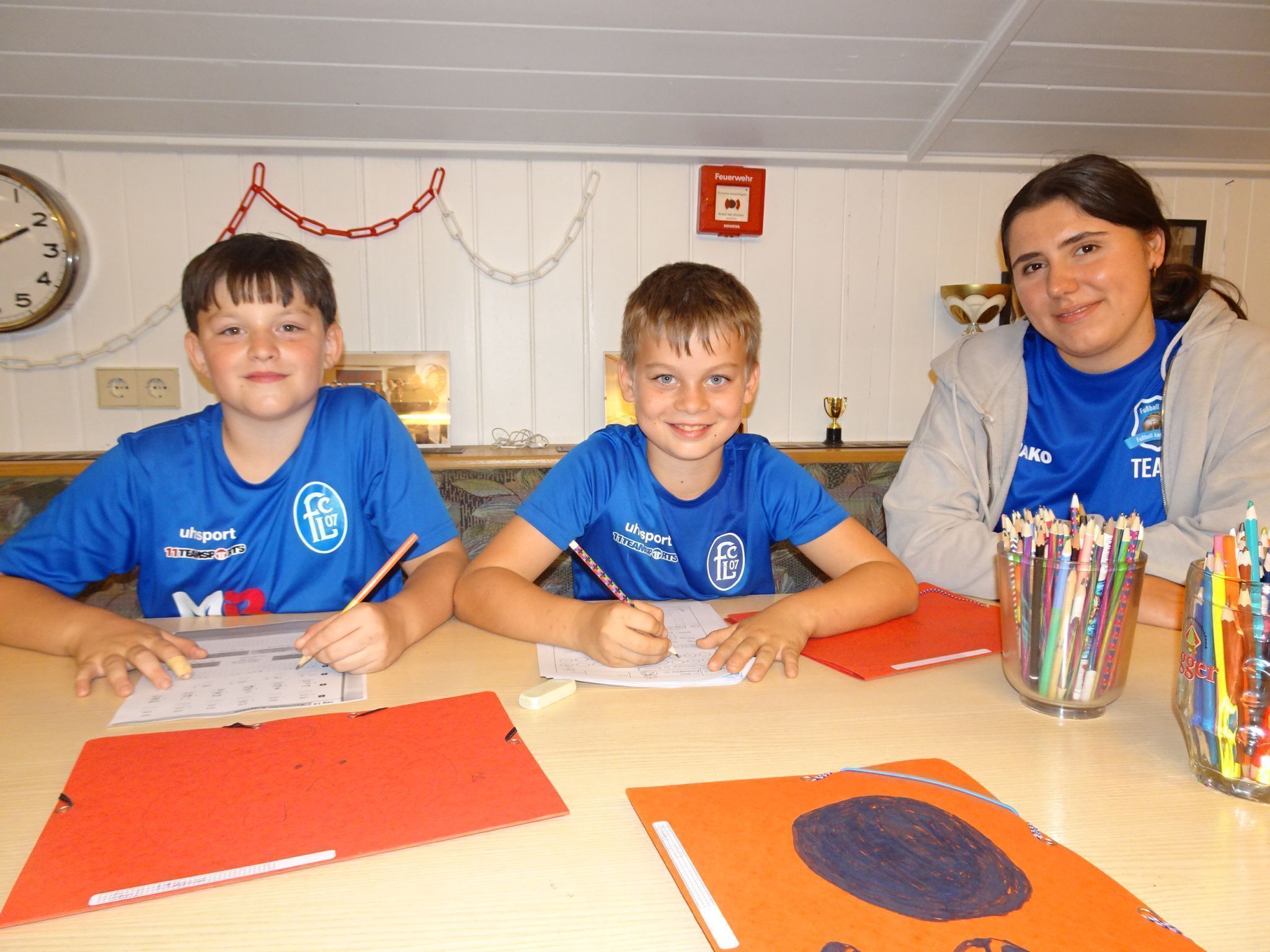 Paul und Theo bereiteten sich mit Klara gut auf die Schule vor. 