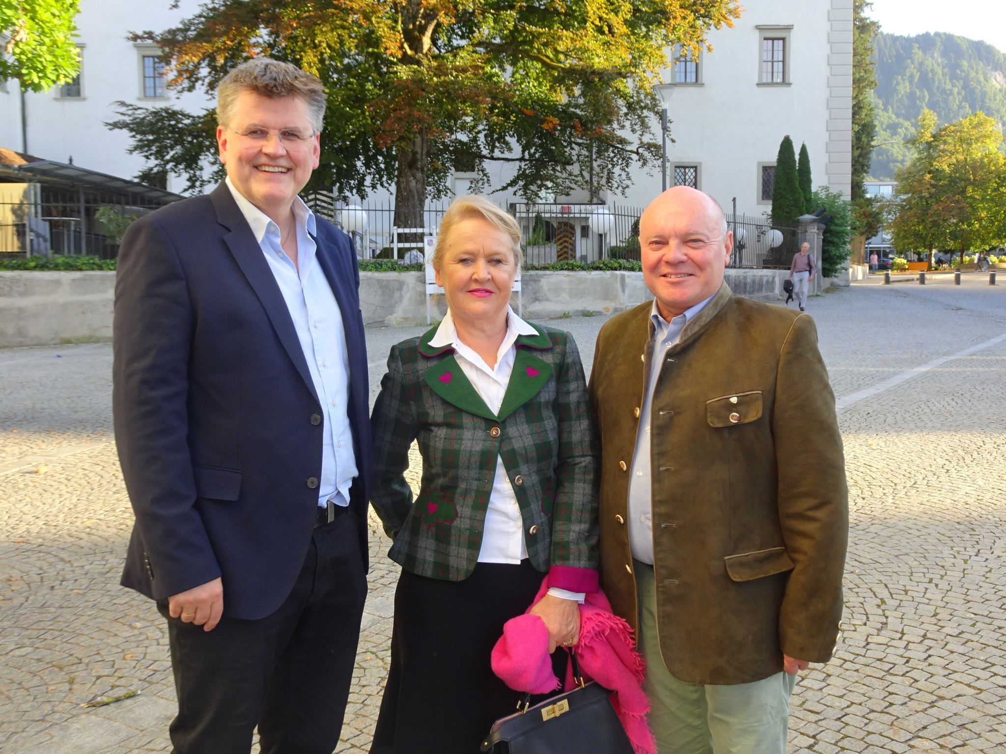 Spartenobmann Bernhard Feigl, Brigitte und Rudi Gort (Stv. Spartenobmann) folgten der Einladung zur Fahnenweihe.