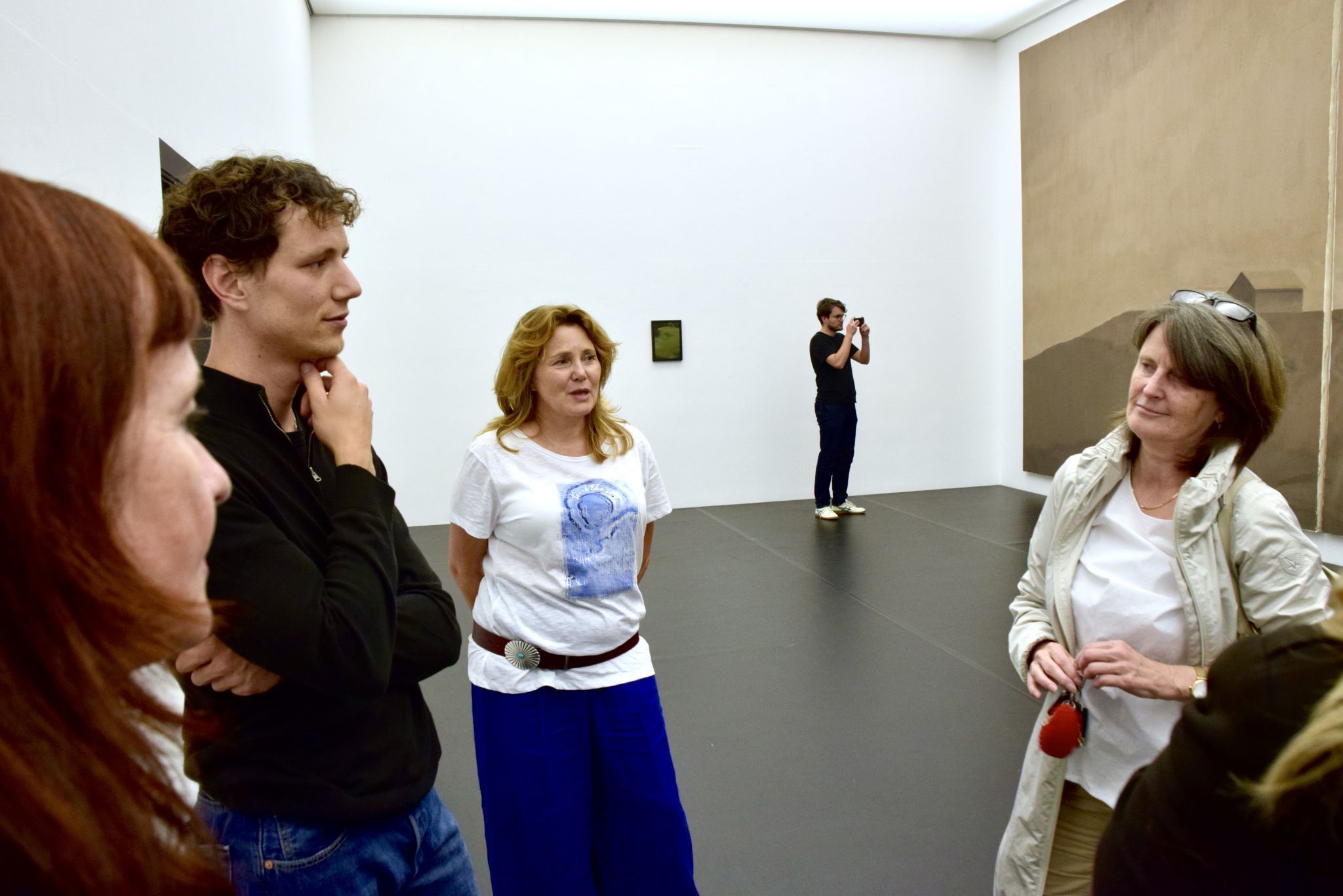 Künstler Emmanuel Troy am Eröffnungsabend seiner Ausstellung zu späterer Stunde. Fotocredit: Gerhard Scopoli