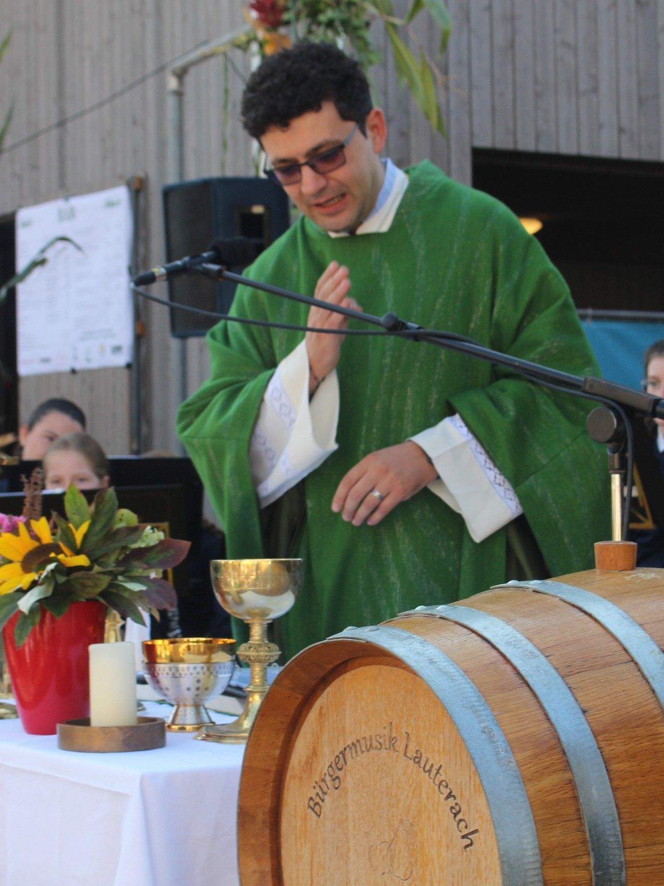 Pfarrmoderator Virgiliu Demsa-Crainicu hielt die Festmesse und segnete das Moschtfass.