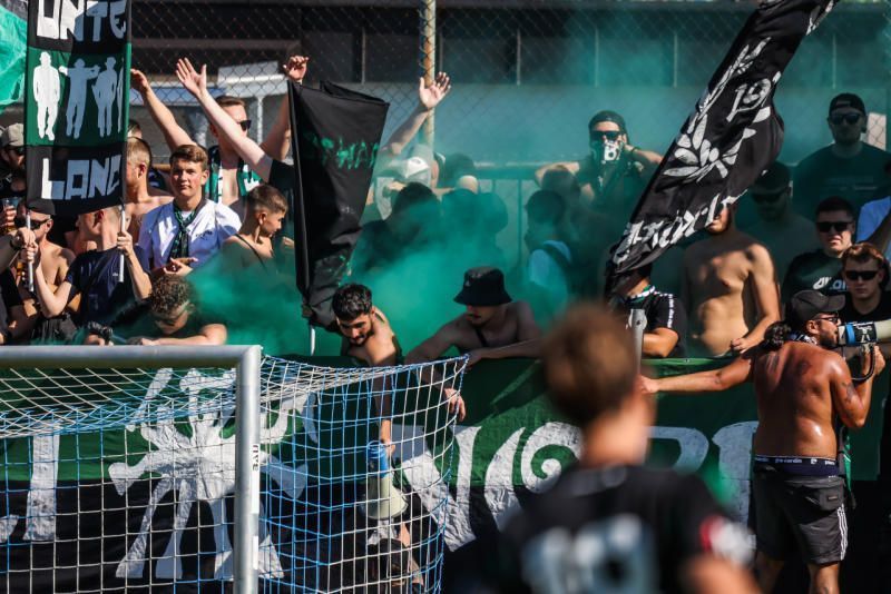 Nordtribüne sorgt für viel Aufsehen mit den stimmgewaltiigen Fans. STEURER