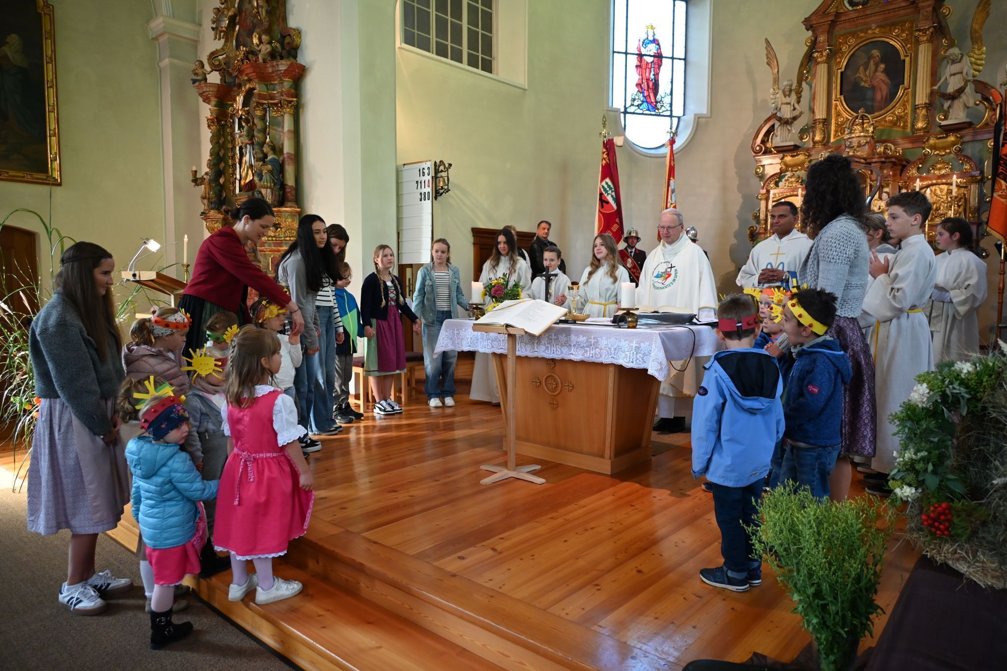 Die Kinder versammelten sich beim Vater Unser um den Altar.