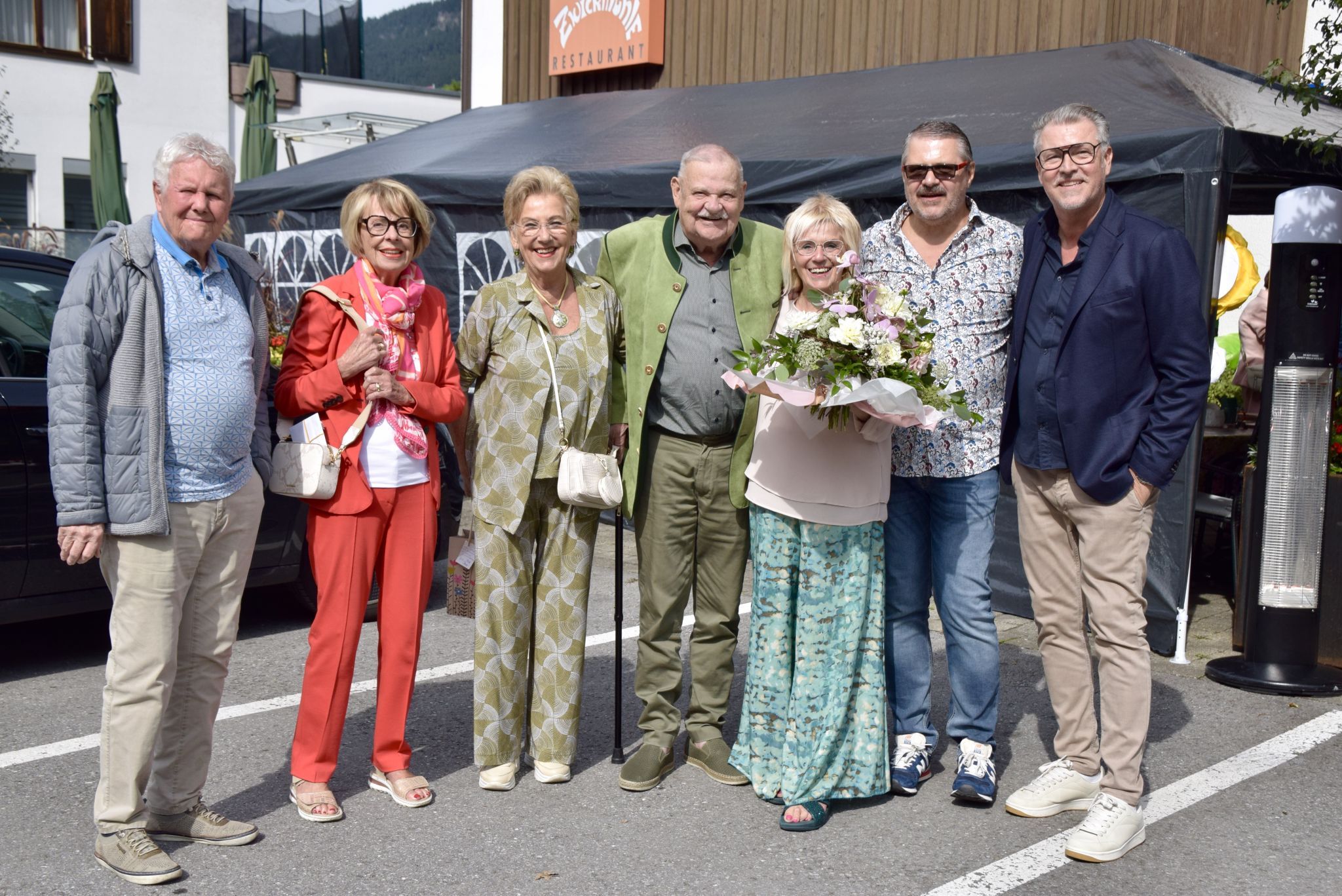 Renate Piesl (3. v. r.) mit ihrem Ehemann Gerald Piesl (2. v. r.) und Gratulanten - unter ihnen Innungsmeister Günther Plaickner (r.) und sein Vorgänger Peter Schenk (4. v. r.).