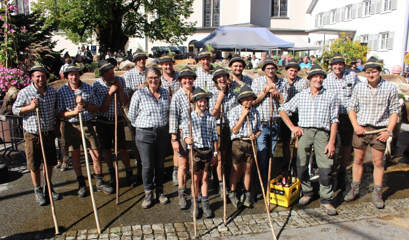 Zwei Stunden nach der Alpe Ifer erreichte auch das Vieh der Alpe Halden den Alberschwender Dorfplatz. Hirtschaft und Treiber baten um ein Erinnerungsfoto.