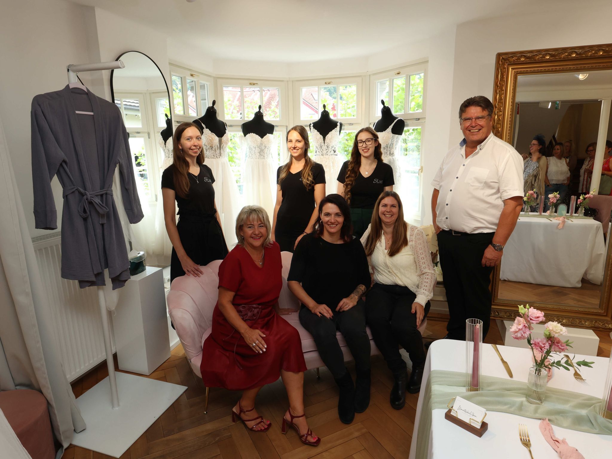 Vorne: Bettina Buchacher-Scherer, Nadine Metzler, Claudia Walser und Mario Stecher. Hinten: Anna-Lena Pfanner, Sandra Jochum und Jasmin Dallabrida.