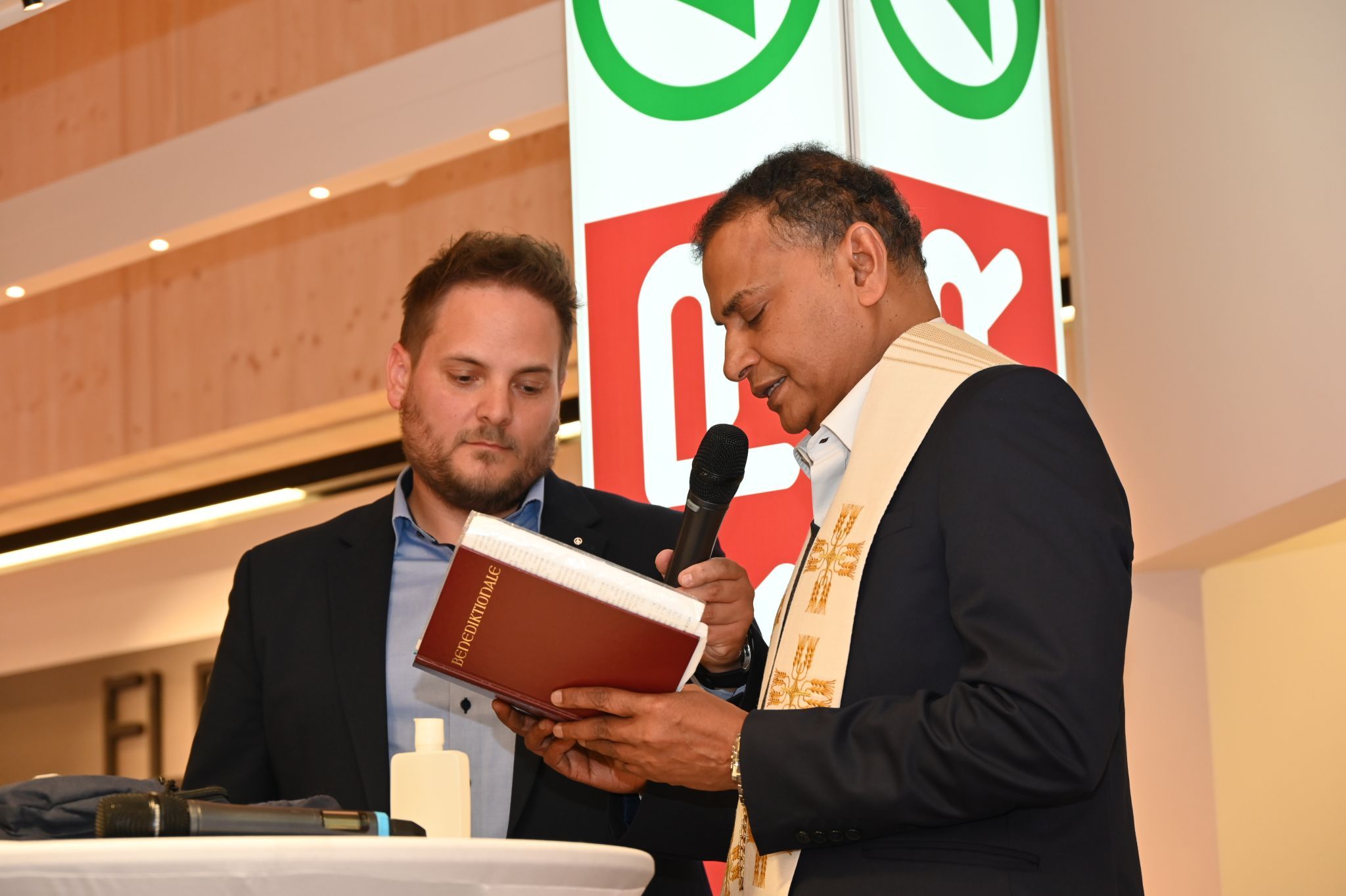 Pfarrer Jose Chelangara gab dem neuen Geschäft den Segen.