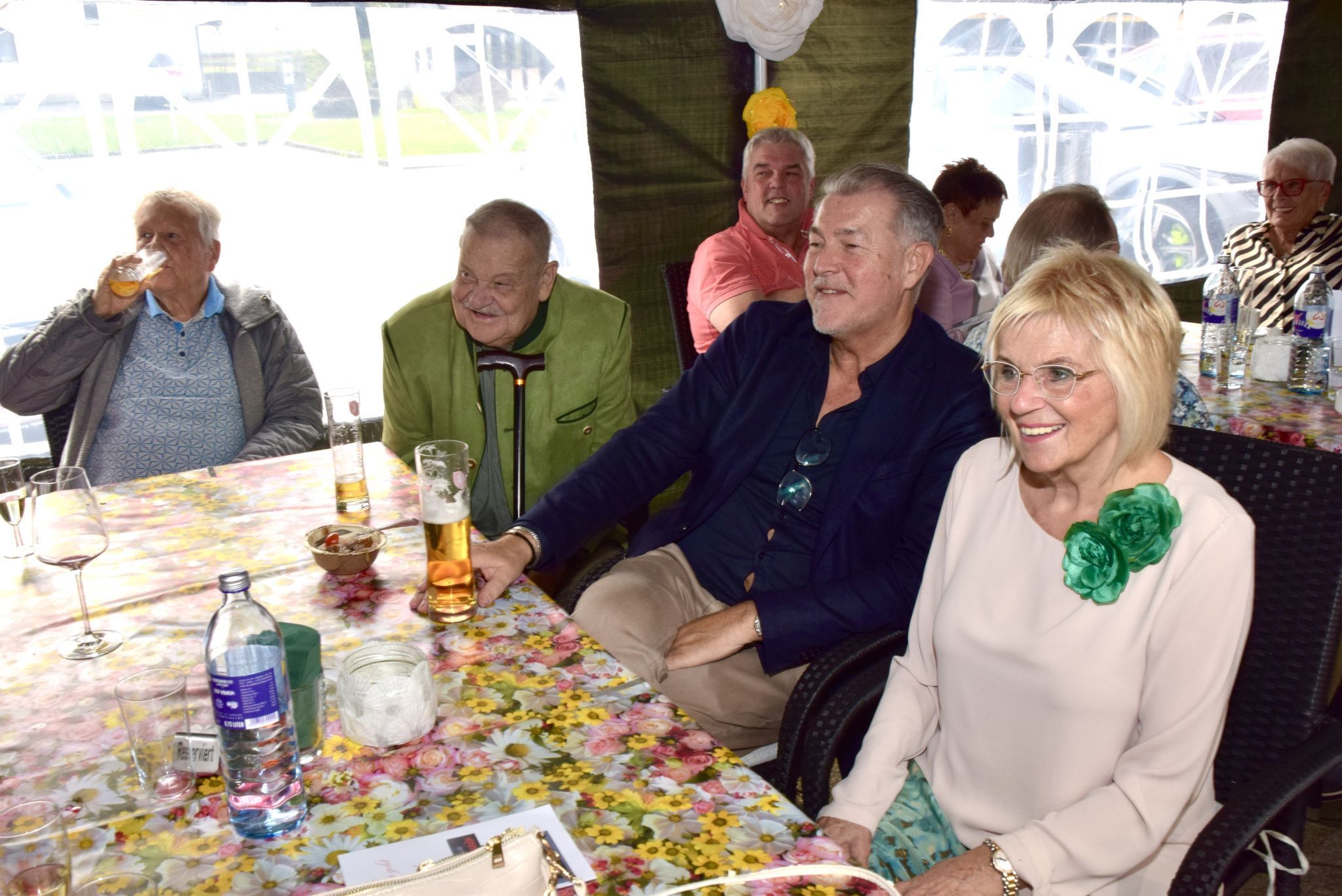 Renate Piesl mit Günther Plaickner (2. v. r.) und Peter Schenk (2. v. l.).