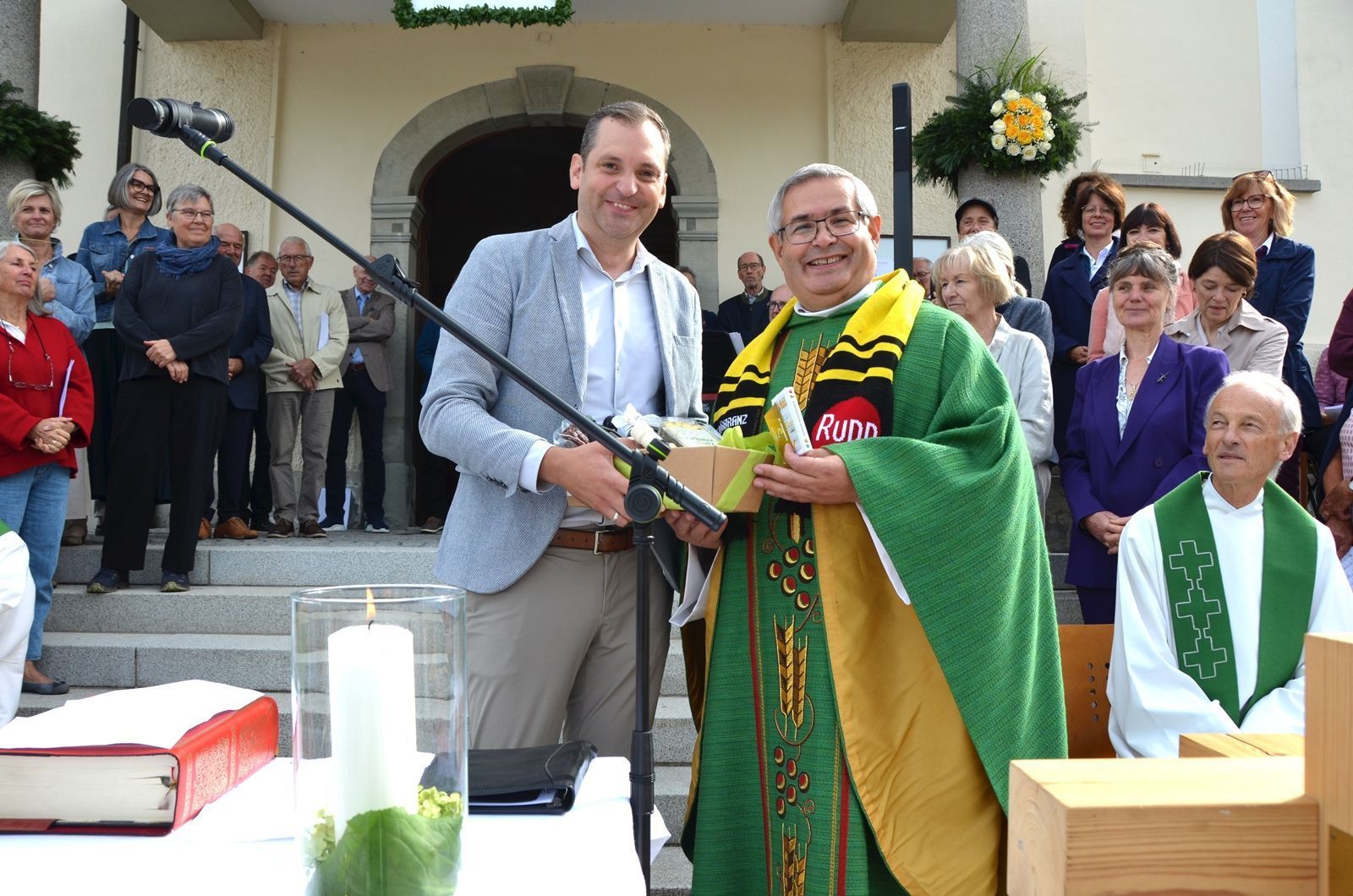 Im Namen seiner Leiblachtaler Amtskollegen überbrachte der Hörbranzer Bürgermeister Andreas Kresser dem neuen Pfarrmoderator Romeo Pal Grüße und Glückwünsche.