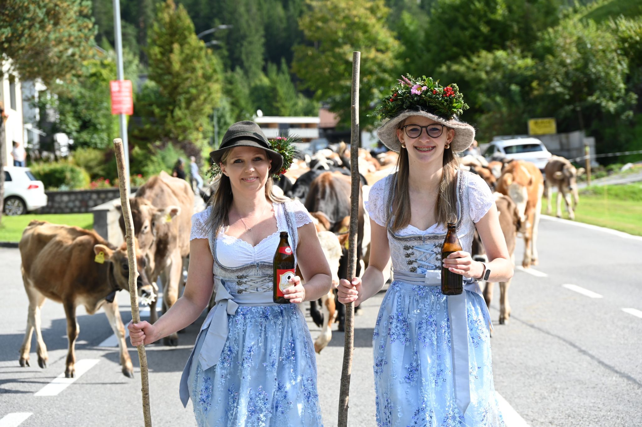 In Dirndl und geschmückt führten Helferinnen die Herden an.