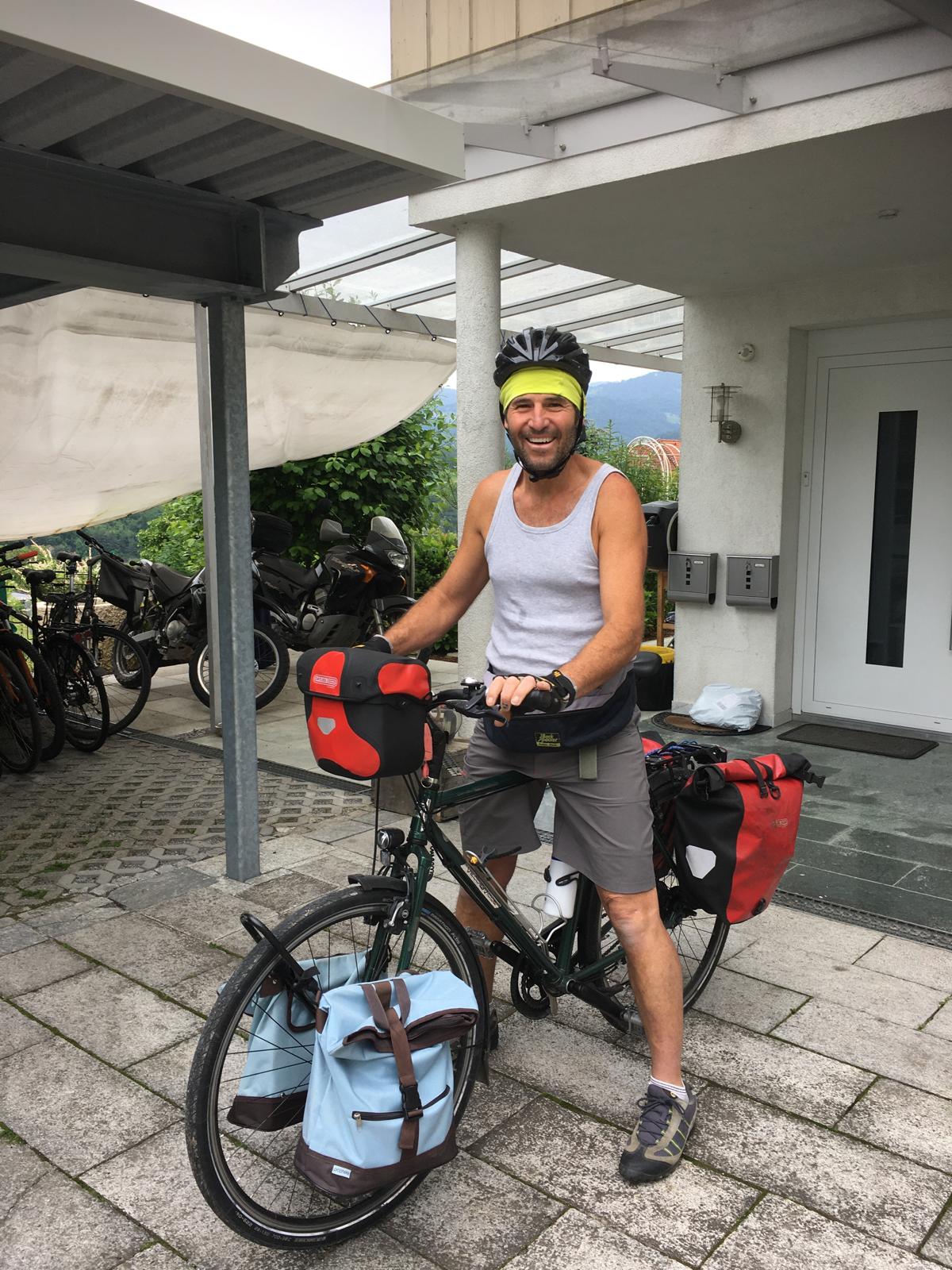 Gregory Knell bei einem seiner Hobbys, dem Rad fahren. 