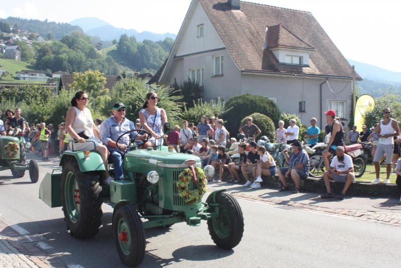 Die Oldtimerfreunde haben ihre Gefährte schon herausgeputzt. 