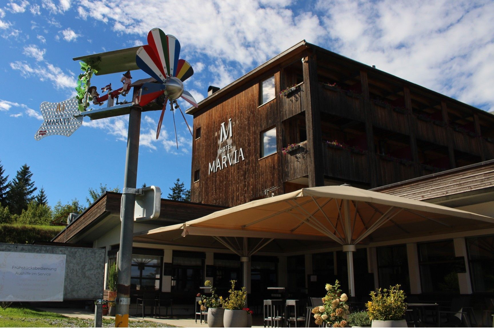 Ein originelles Windrad vor dem Eingang zu Restaurant und Terrasse zeigt den Gästen an, „woher hier der Wind weht“.   