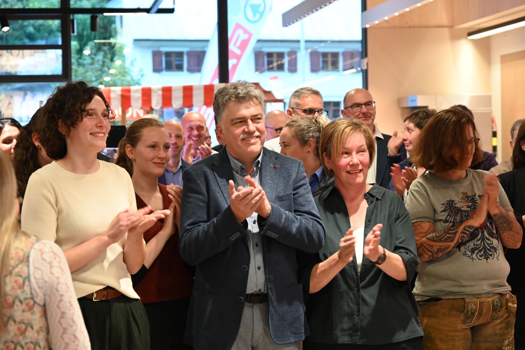 Glückliche Gesichter bei der Eröffnung des neuen Spargeschäftes.