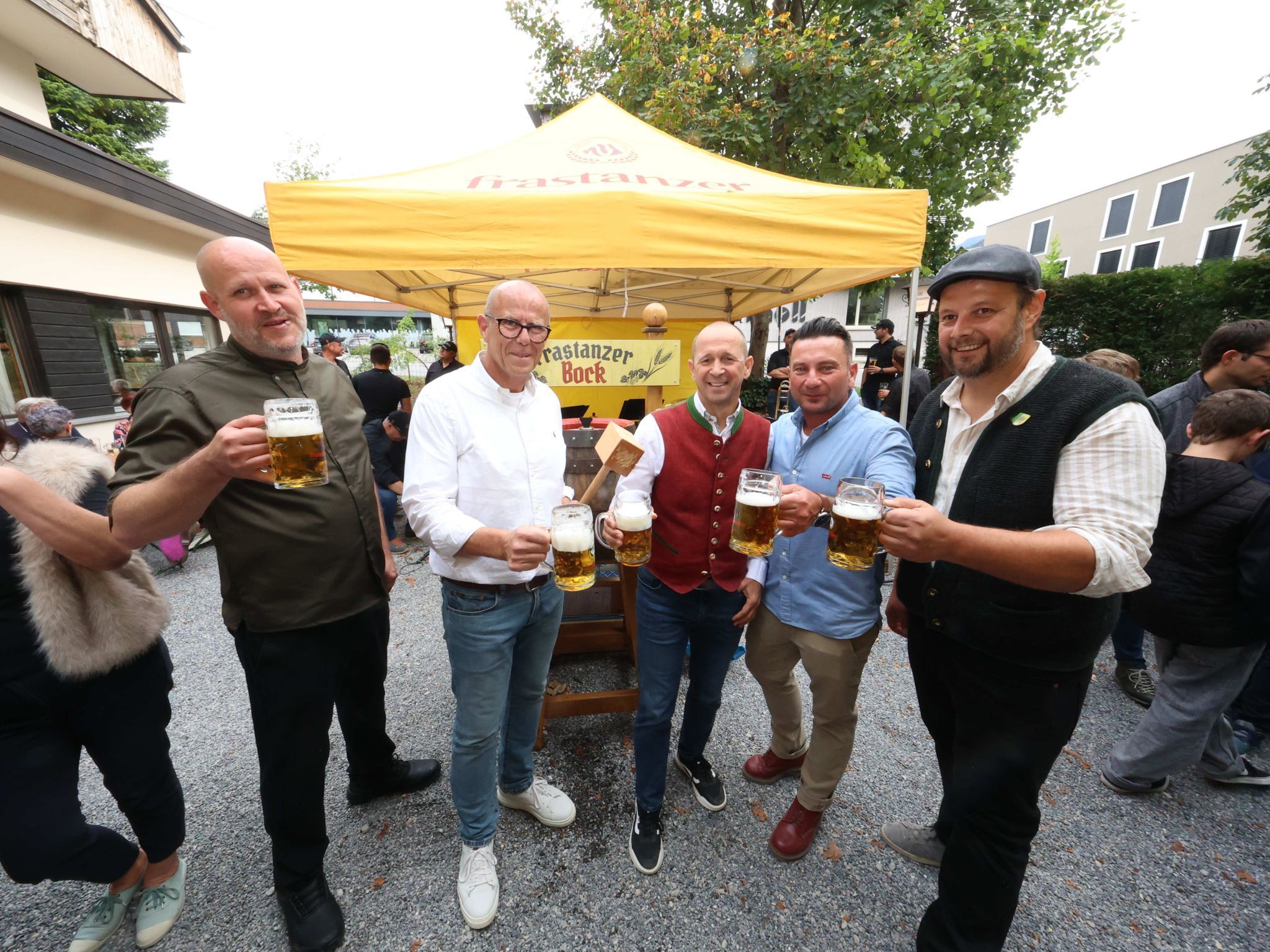 Carsten Nolte, Bgm. Walter Gohm, Brauerei-GF Kurt Michelini, Nani Mock und Matthias Lins.