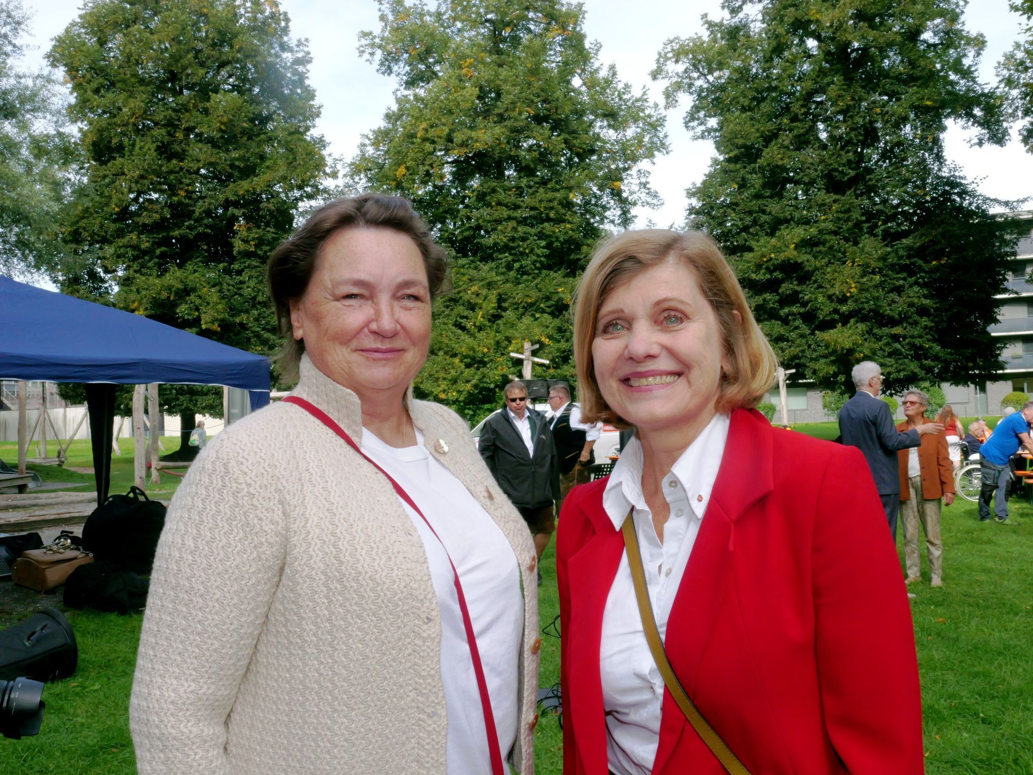 Ehrenvoller Besuch: Ortsvorsteherin Dr. Elisabeth Pucher und Landesrätin Dr. Barbara Schöbi-Fink.