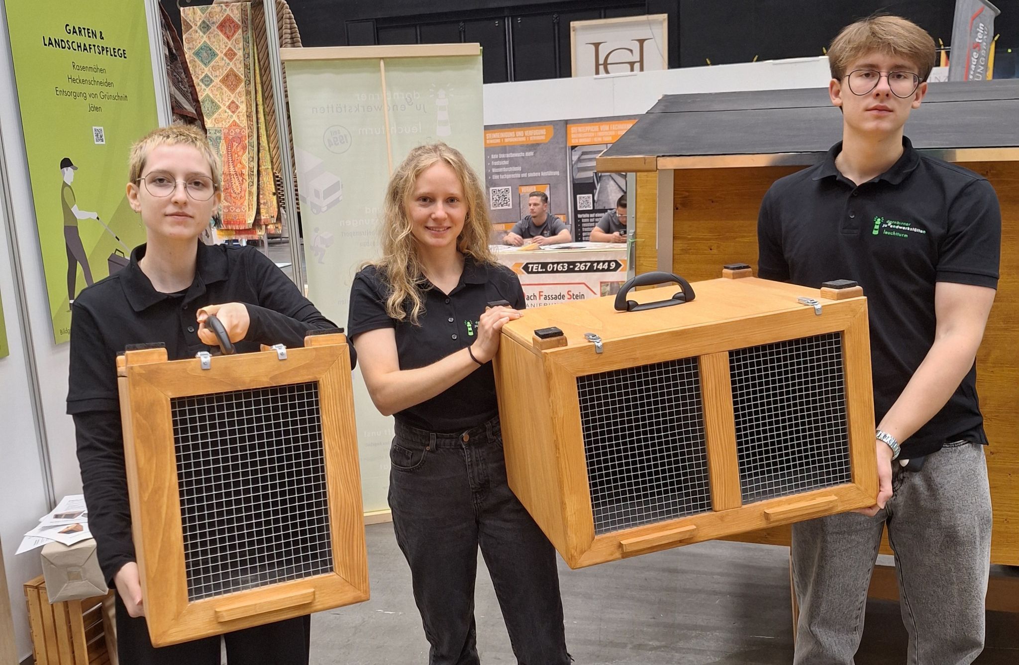 Amanda Möseneder, Amely Breyer und Dovhopolyi Vladyslav mit den tierschutzgerechten Transportkisten für Kleintiere.