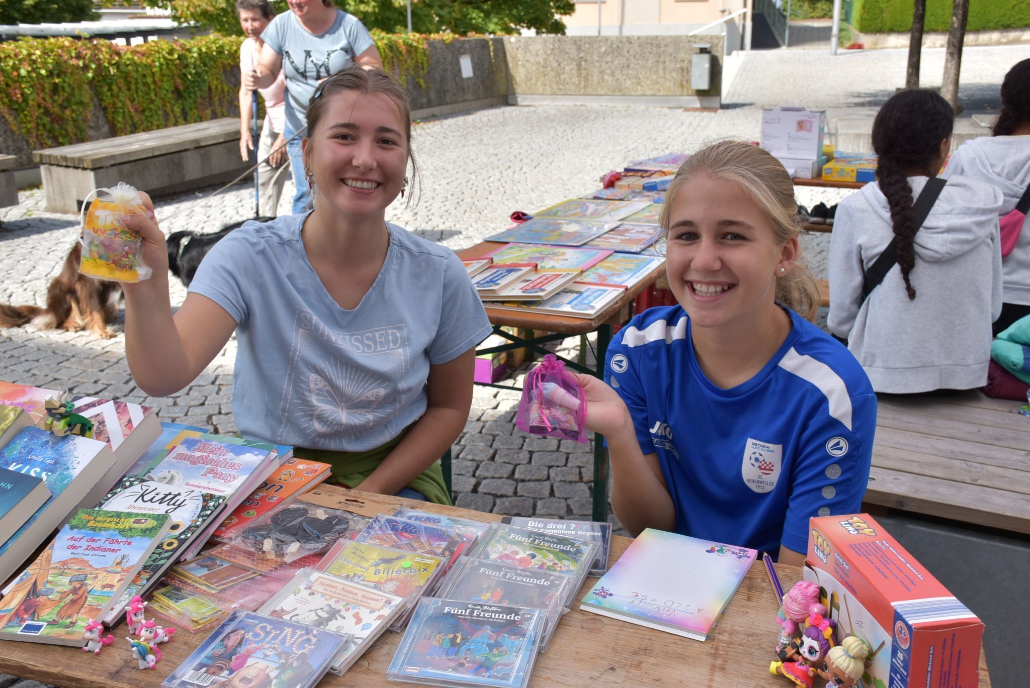Linda und Alina Fitz freuen sich über ihr Geschenk