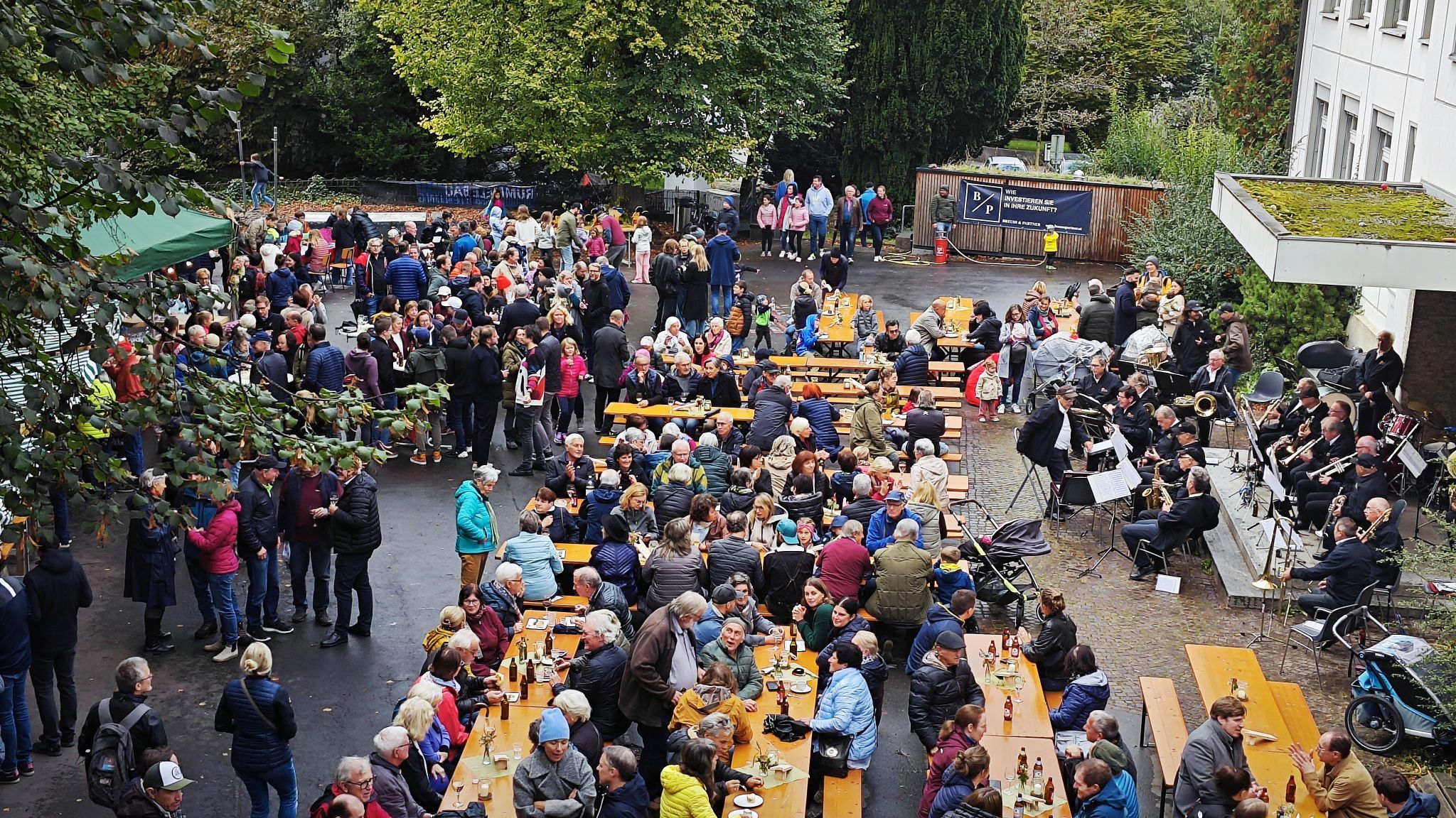 Jung und Alt trifft sich bei herbstlicher Stimmung im Schulhof der VS Oberdorf. @Veranstalter