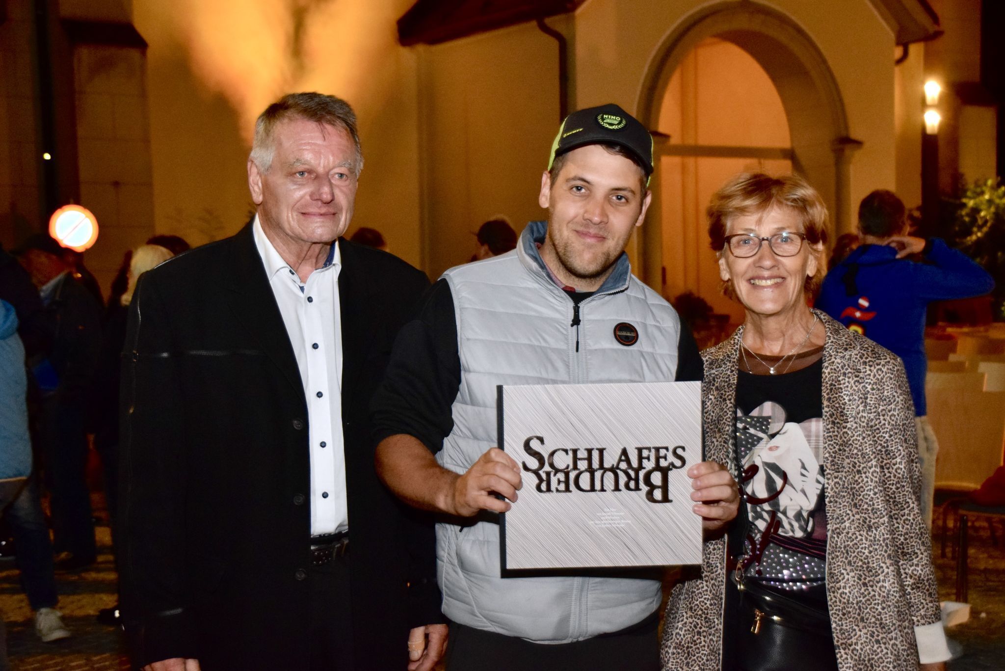 Der ehemalige Bürgermeister der Gemeinde Gaschurn, Heinrich Sandrell mit Samuel König (Elias als Neugeborener) und seiner Mutter Lydia am Ende des Kinoabends unter freiem Himmel.