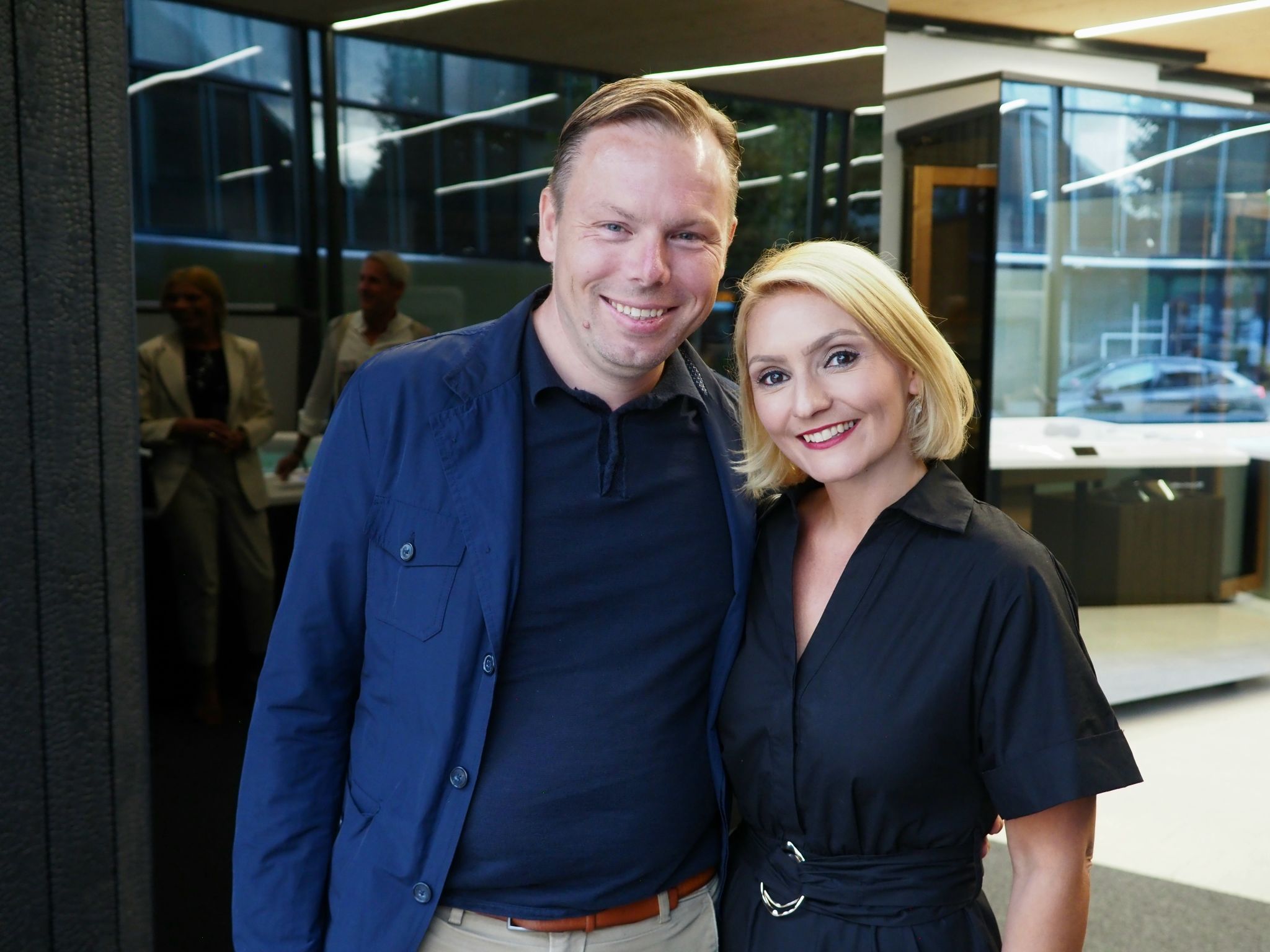 Fabian Fink (Stadtmarketing) und Renate Toplanaj feierten mit.