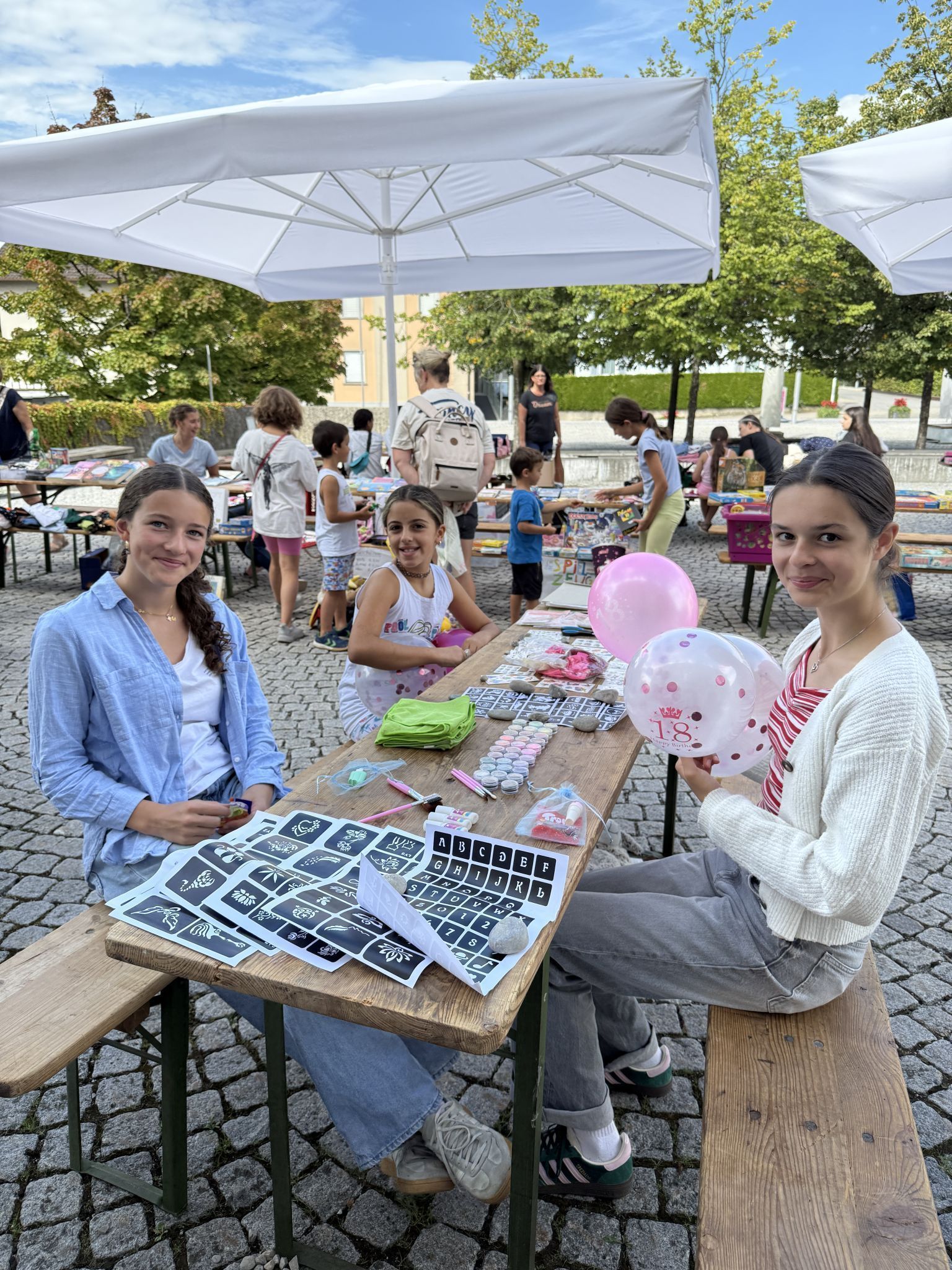 Marie Stadler, Zeynap Kogiouglu und Ronja Feurle kümmern sich um die Tattoos