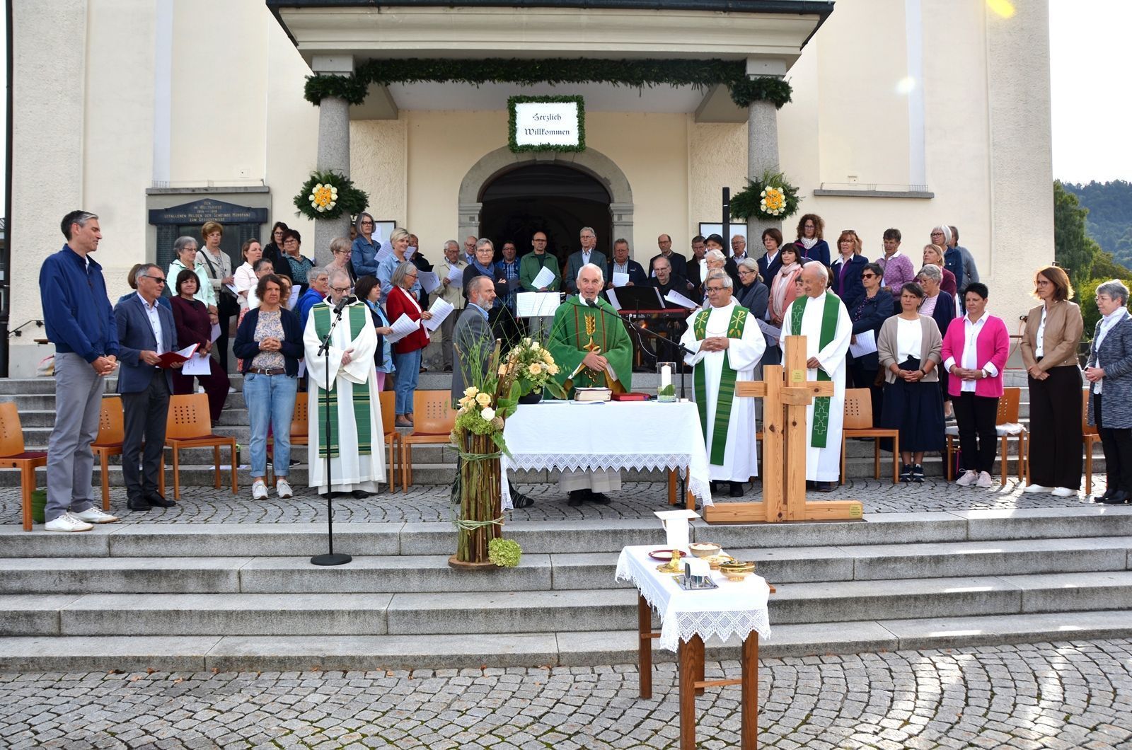 Dekan Paul Burtscher konnte zahlreiche Pfarrangehörige aus allen fünf Leiblachtalgemeinden zum „WIR-Gottesdienst“ des neuen Pfarrverbandes Leiblachtal auf dem unteren Kirchplatz in Hörbranz willkommen heißen.