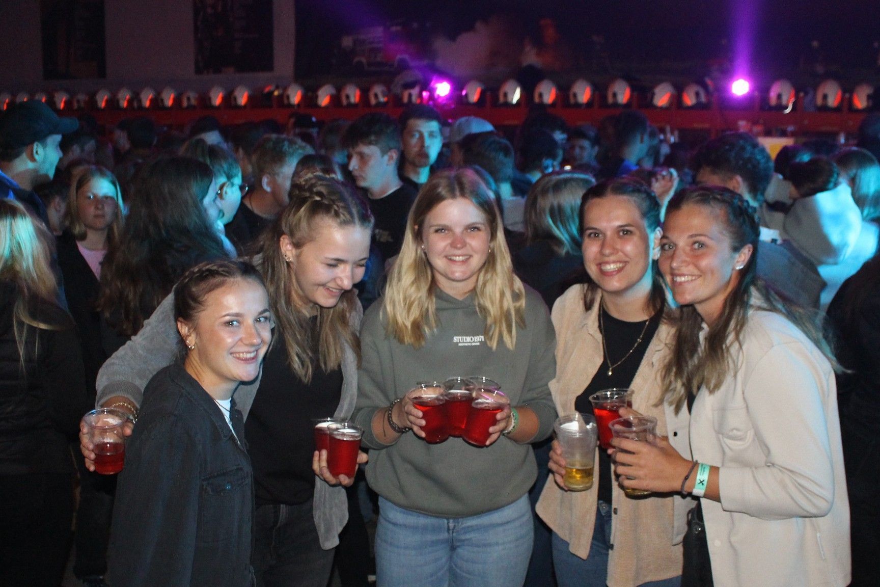 Vor dem Hintergrund Dutzender Helme auf den Spinden bot sich dem zahlreichen Publikum eine originelle Location für das Blaulicht-Clubbing.   