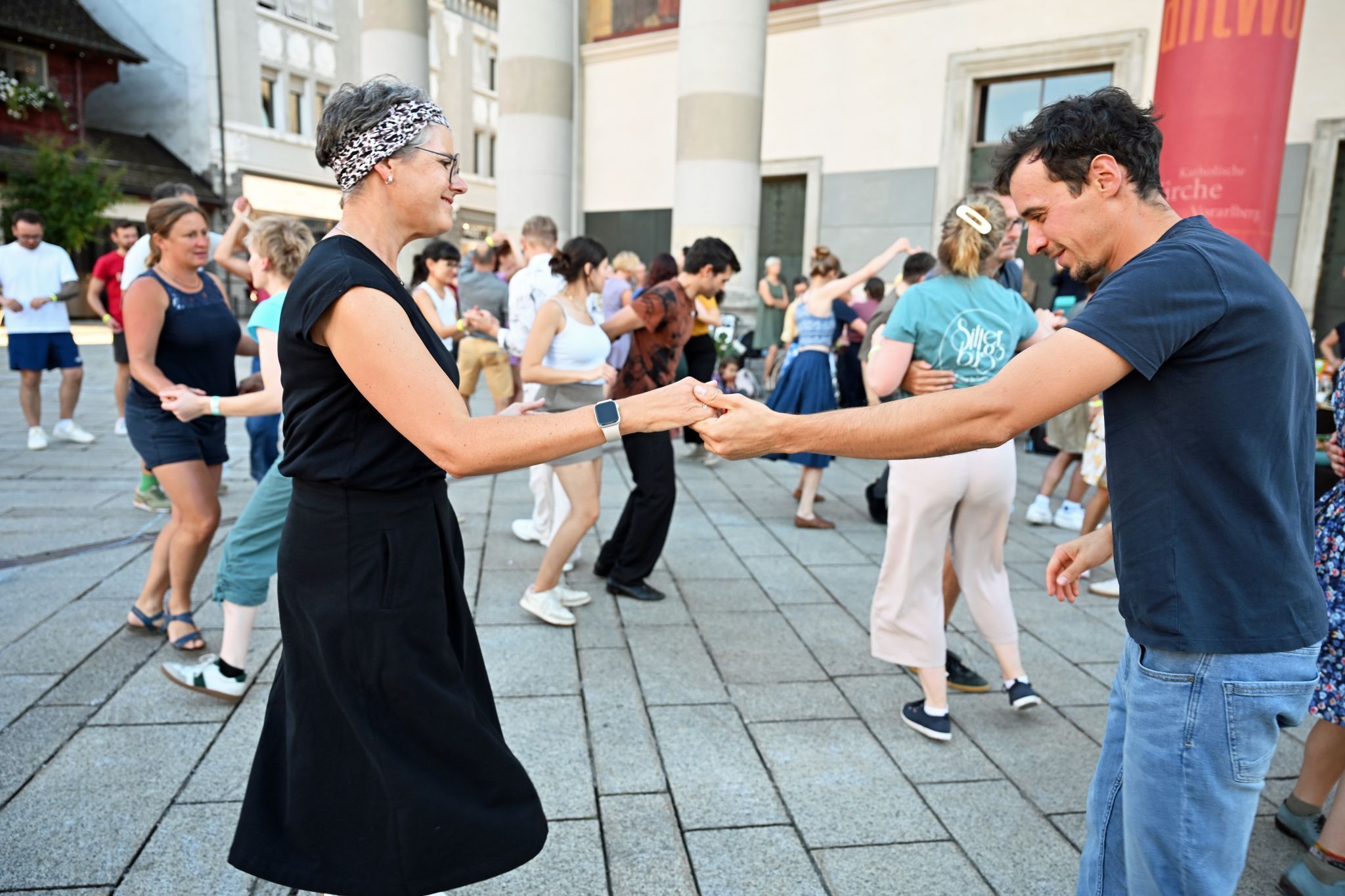 Tänzerinnen und Tänzer verwandelten den Dornbirner Marktplatz in ein großes Swing-Parkett.