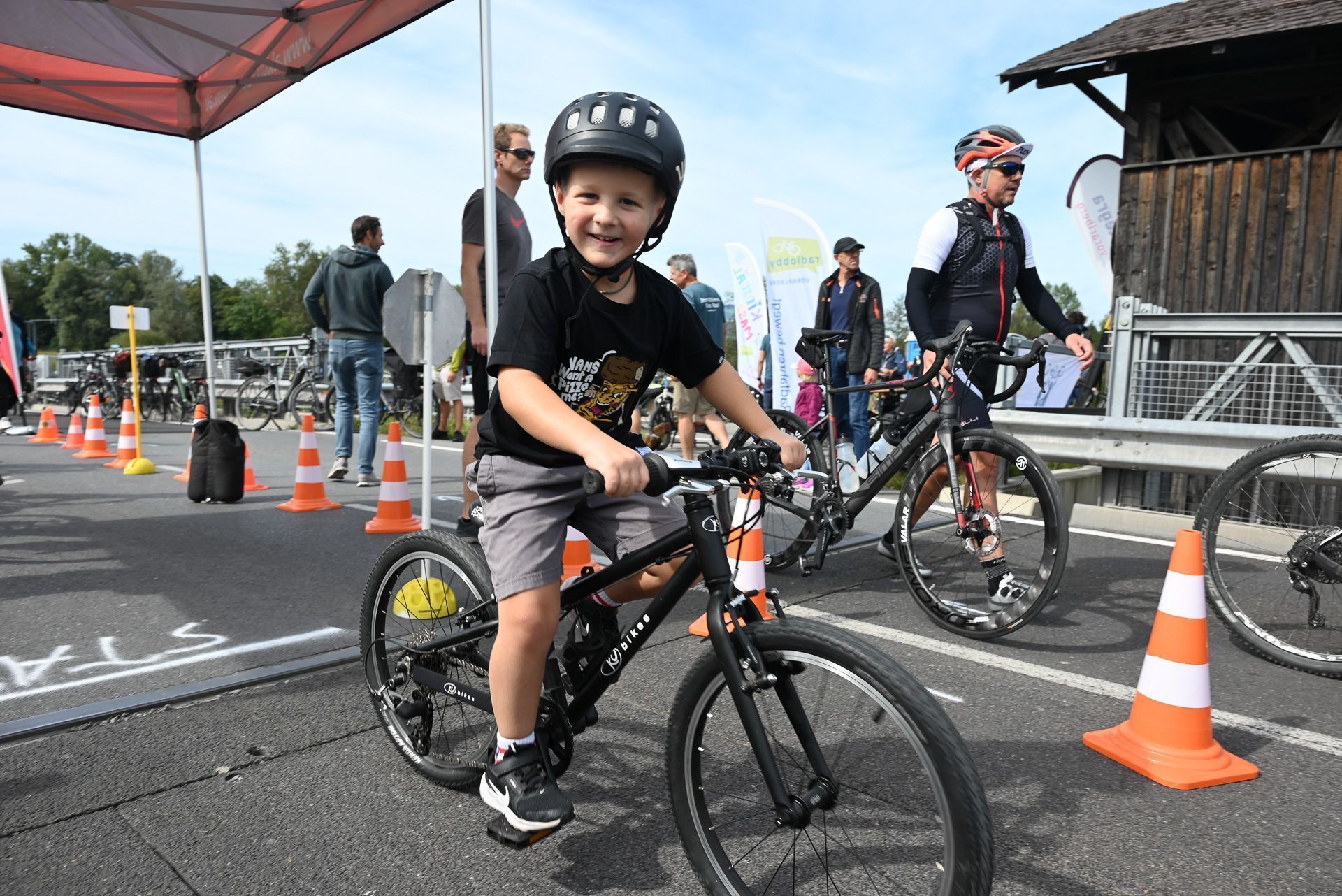 Los geht es: Mit dem Fahrrad durch das Ried. Für Kinder ist dies an normalen Tagen viel zu gefährlich.