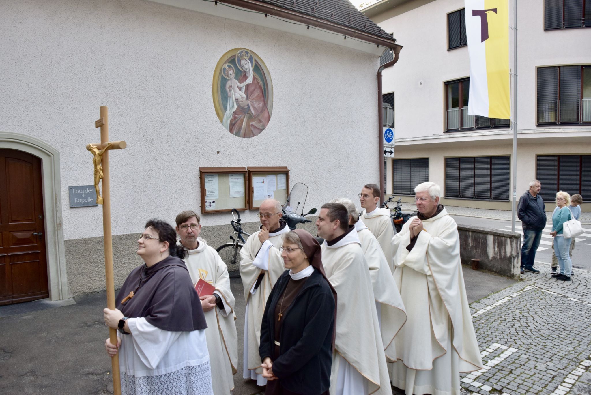 Die Franziskaner, Kaplan Jakob Geier, Äbtissin Rita-Maria und die Ministrantin bereiteten sich auf den großen Einzug vor.