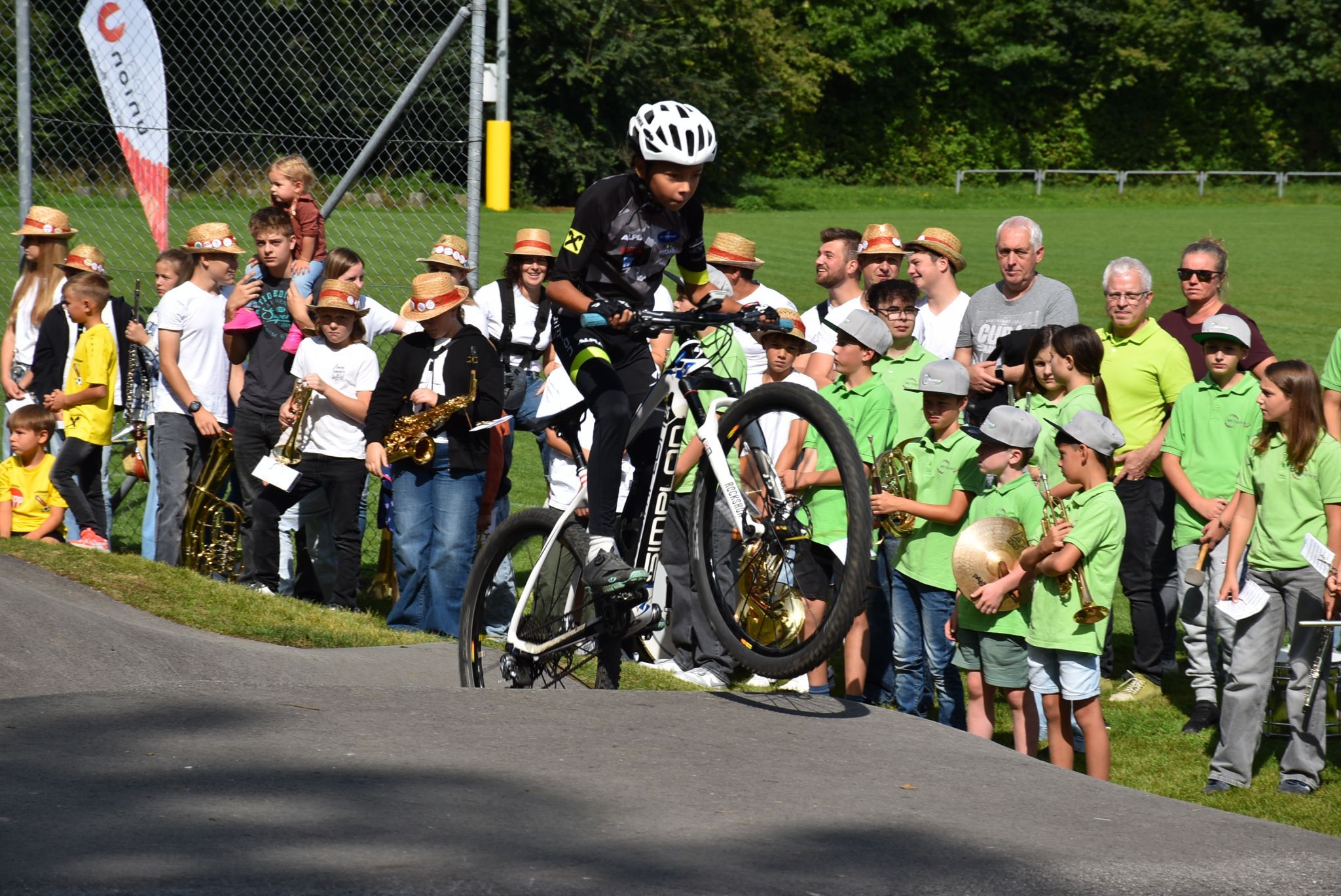  Emily Hofer vom RV Dj's Bikeshop Simplon Hard auf der neuen Pump-Track Anlage 