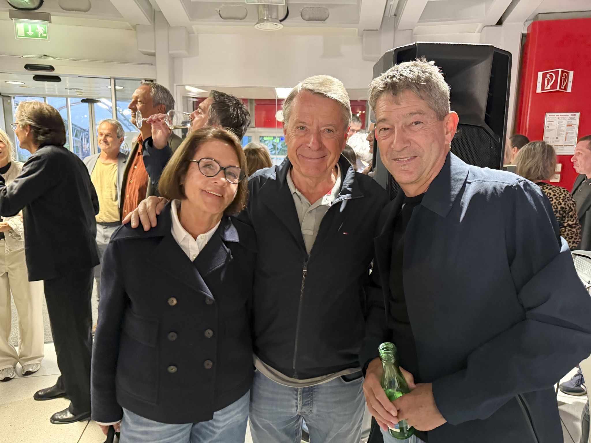 Elke und Herbert Alber mit Augenarzt Christian Seifert