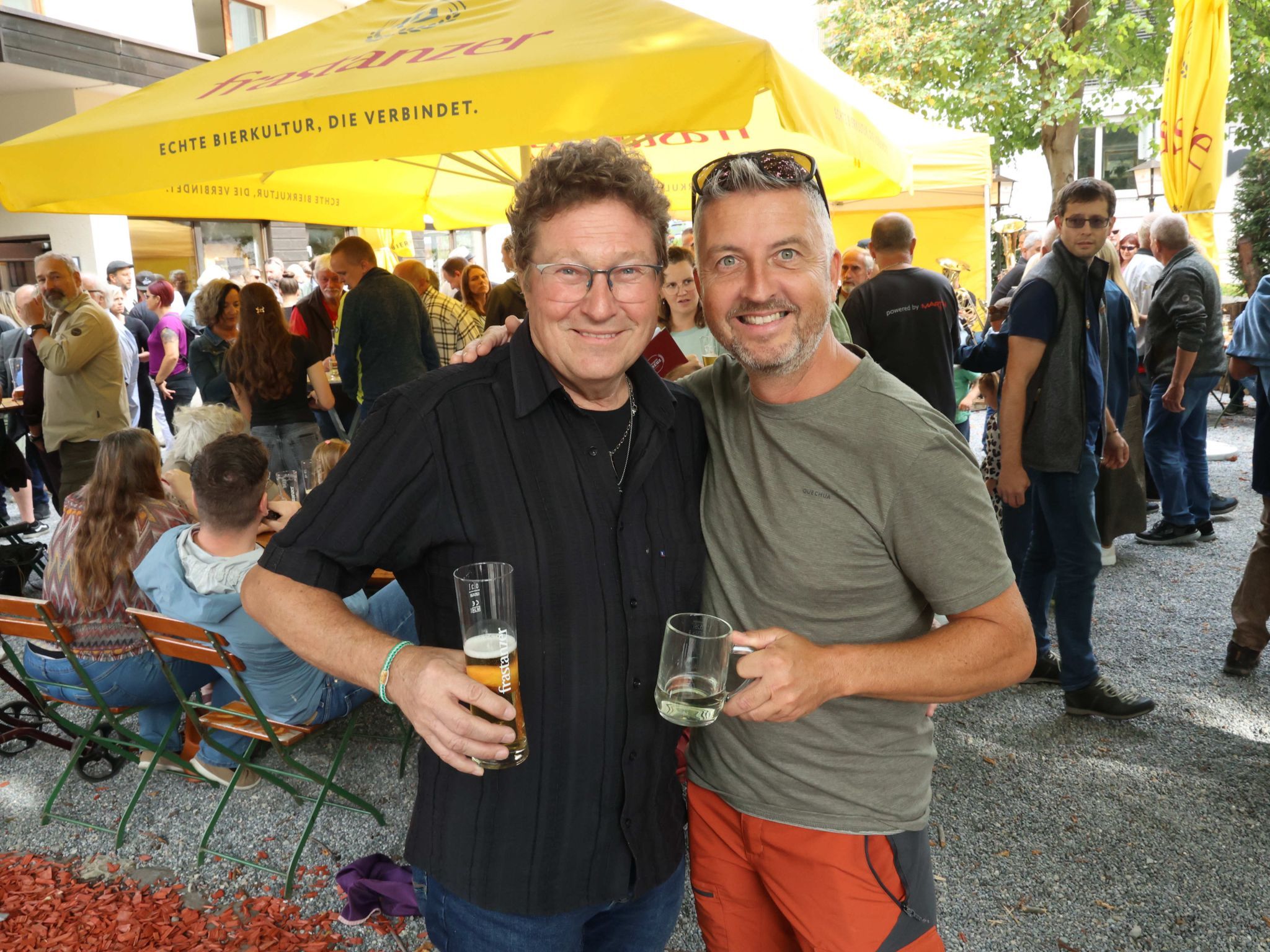 Herbert Egle (Musiker) und Thomas Filz (Obmann Konsum Fellengatter). 