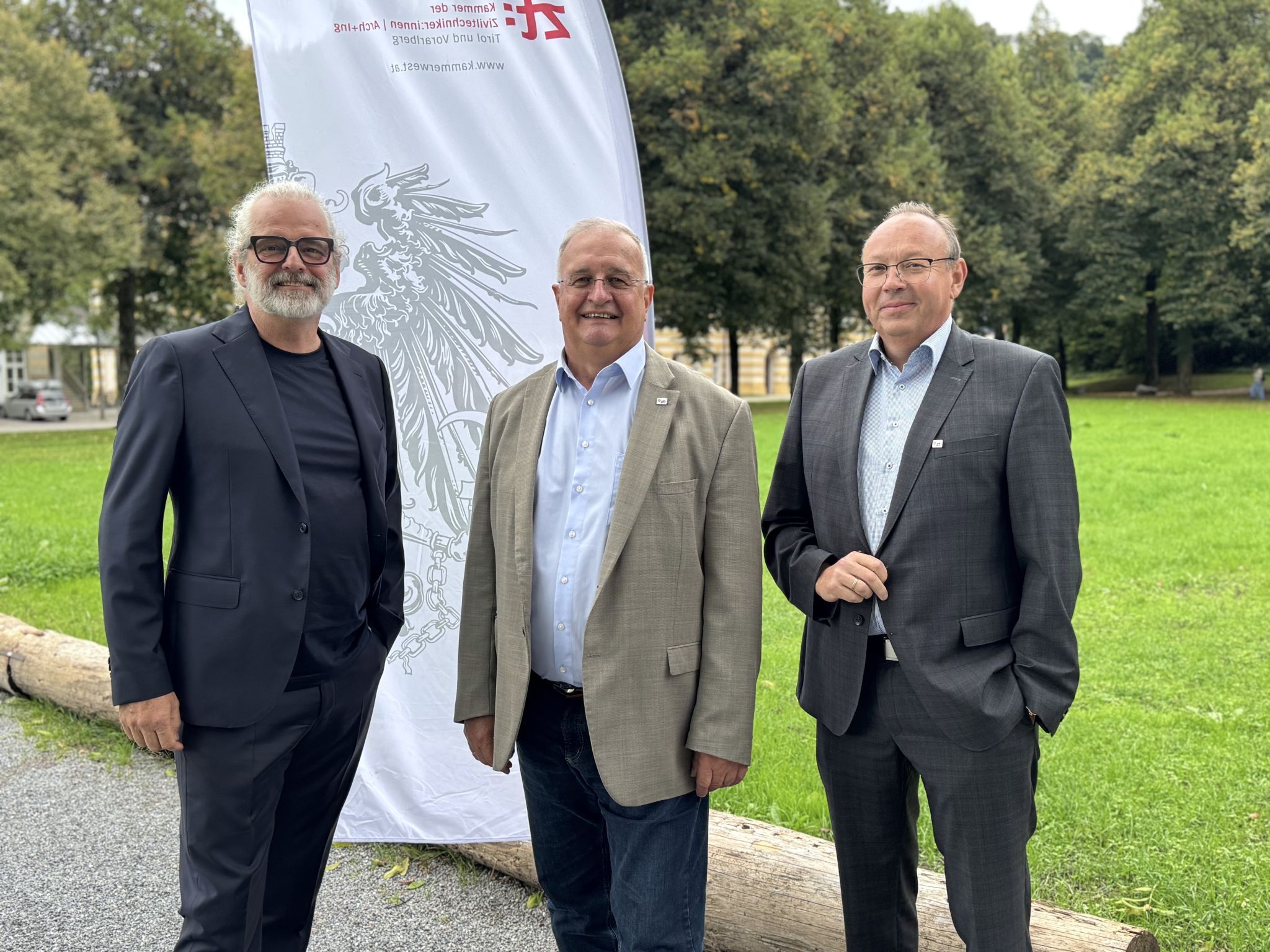 Präsident Hanno Vogl-Fernheim, Bundeskammer Vizepräsident Klaus Thürriedl und Vizepräsident Michael H. Gasser beim Spätsommerfest der Kammer der Ziviltechniker-und Technikerinnen aus Tirol und Vorarlberg.