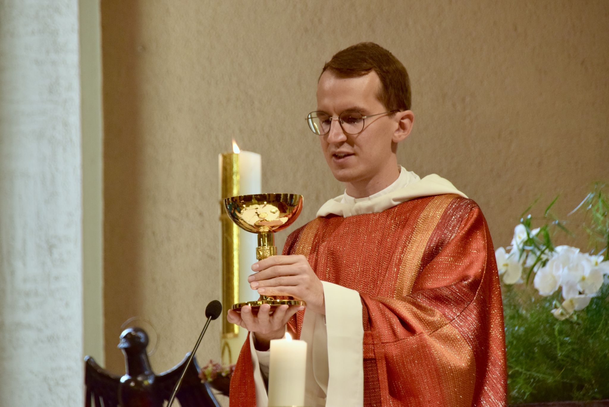 Kaplan Jakob Geier während der Eucharistiefeier.