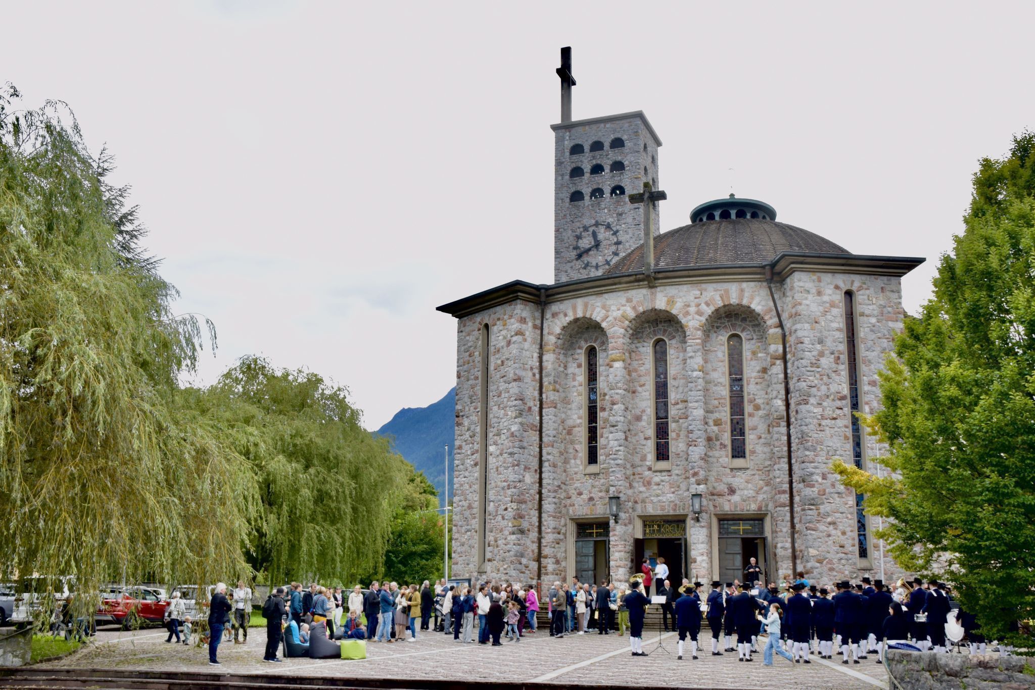 Viele verweilten nach der Messfeier am Kirchplatz, wo die Agape stattfand und die Stadtmusik Bludenz aufspielte.
