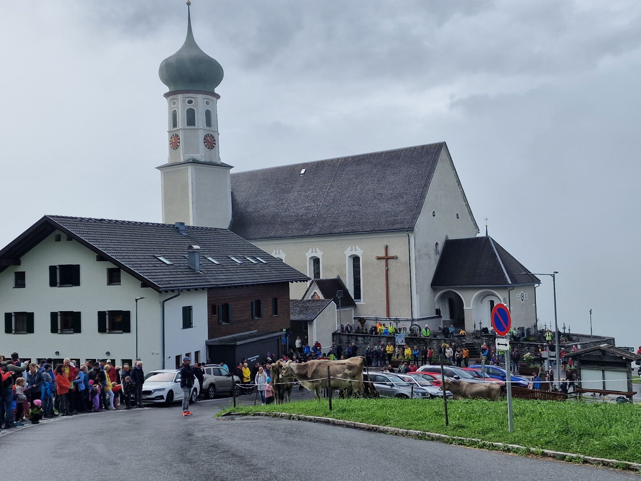 Alpabtrieb von der Alpe Latons ist ein freudiges Fest für das ganze Dorf. (Bildergalerie)