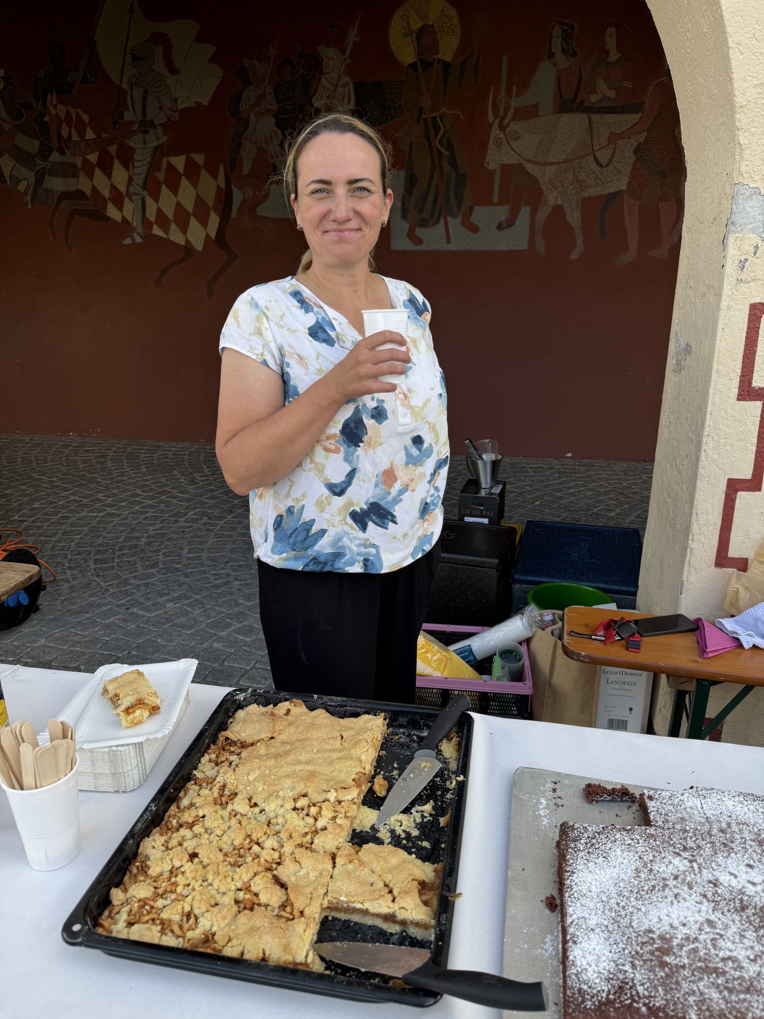 Wir Frauen Obfrau Katrin Flatz beim Kuchenverkauf