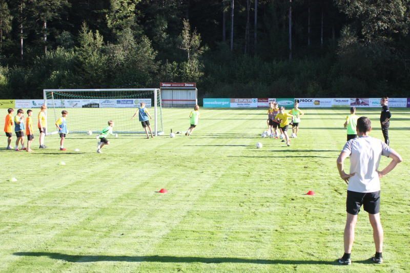 Profitrainer Toni Espig aus Heidenheim trainierte mit Kids vom FNZ Rotachtal U-13.