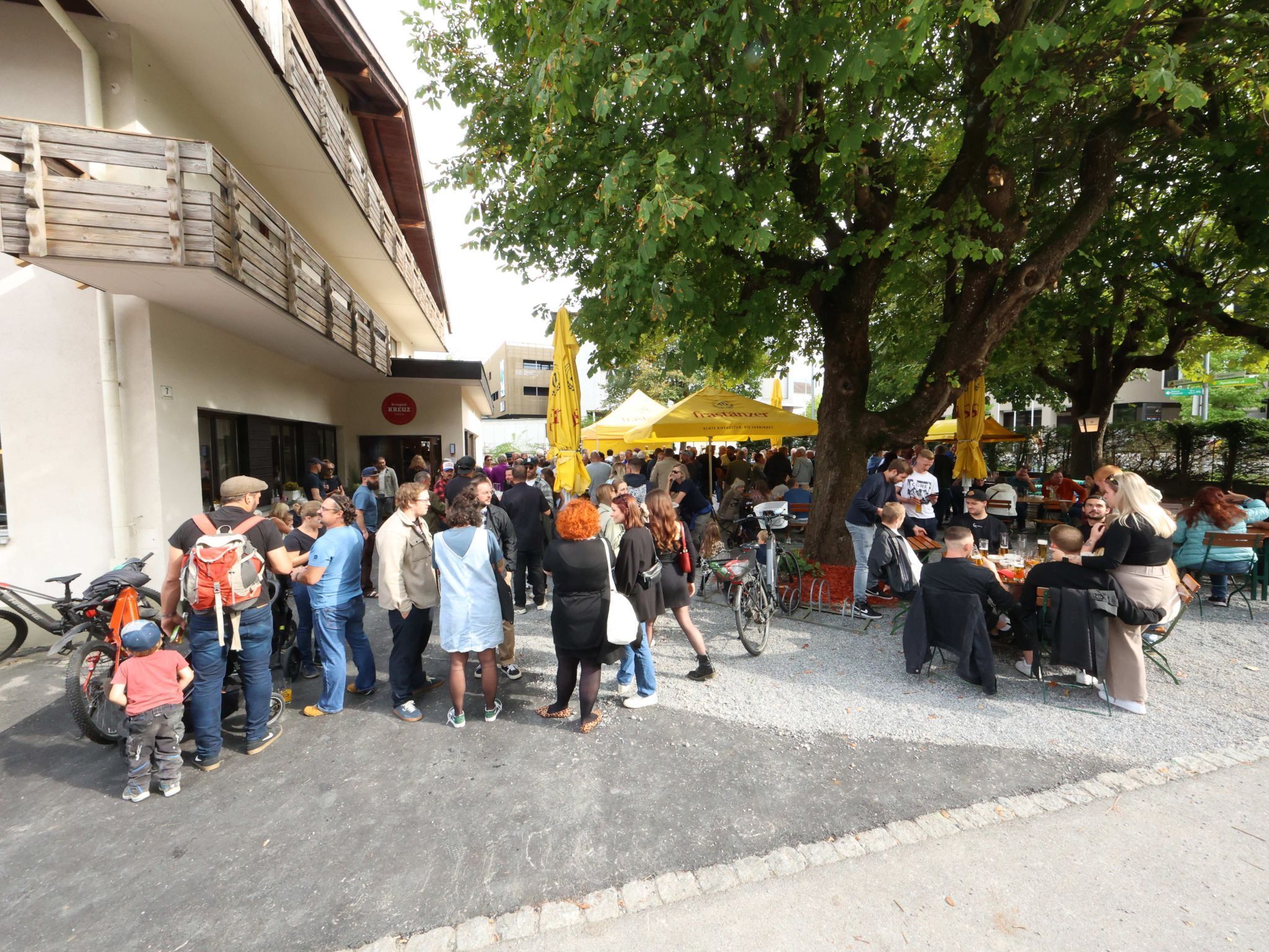 Der Gastgarten mit den alten Kastanienbäumen erfreut sich großer Beliebtheit.