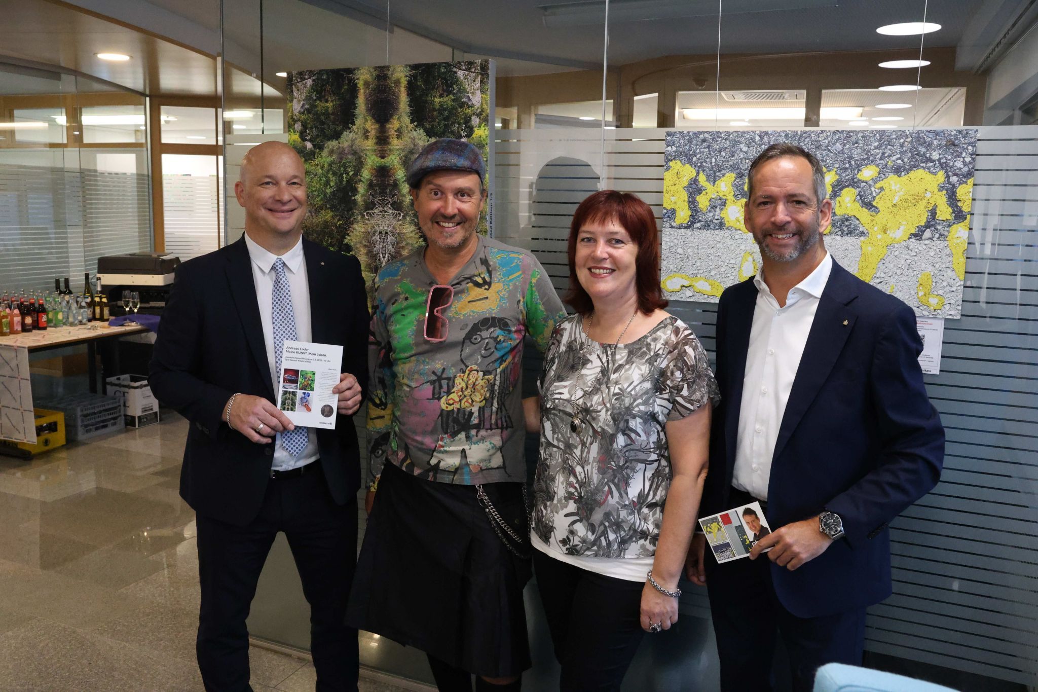 Filialleiter Jürgen Schneider, Künstler Andrea Ender, Organisatorin Carmen Rabensteiner und Bereichsleiter Frank Schleinitz.