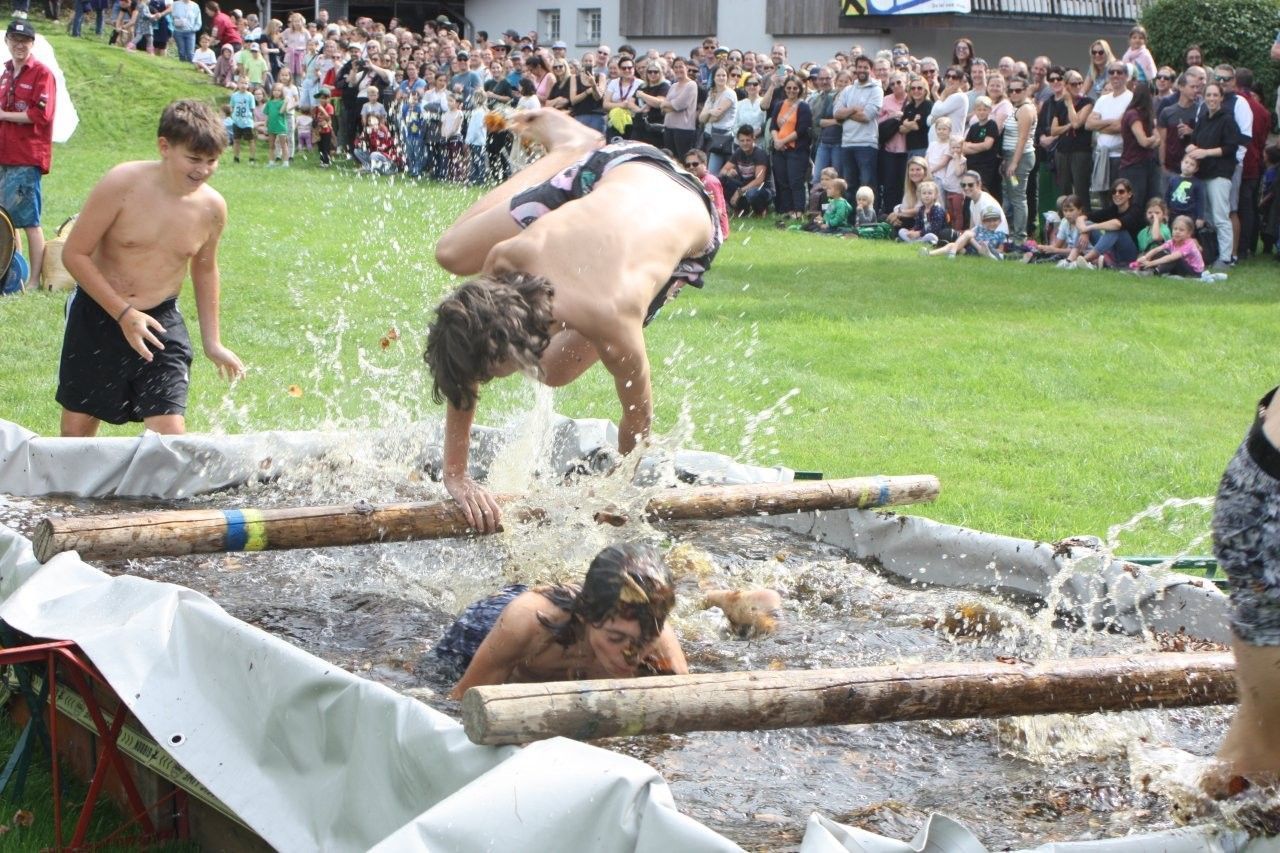 Pool mit Schlamm und Dreck gefüllt, mussten die Neuen unten durch.