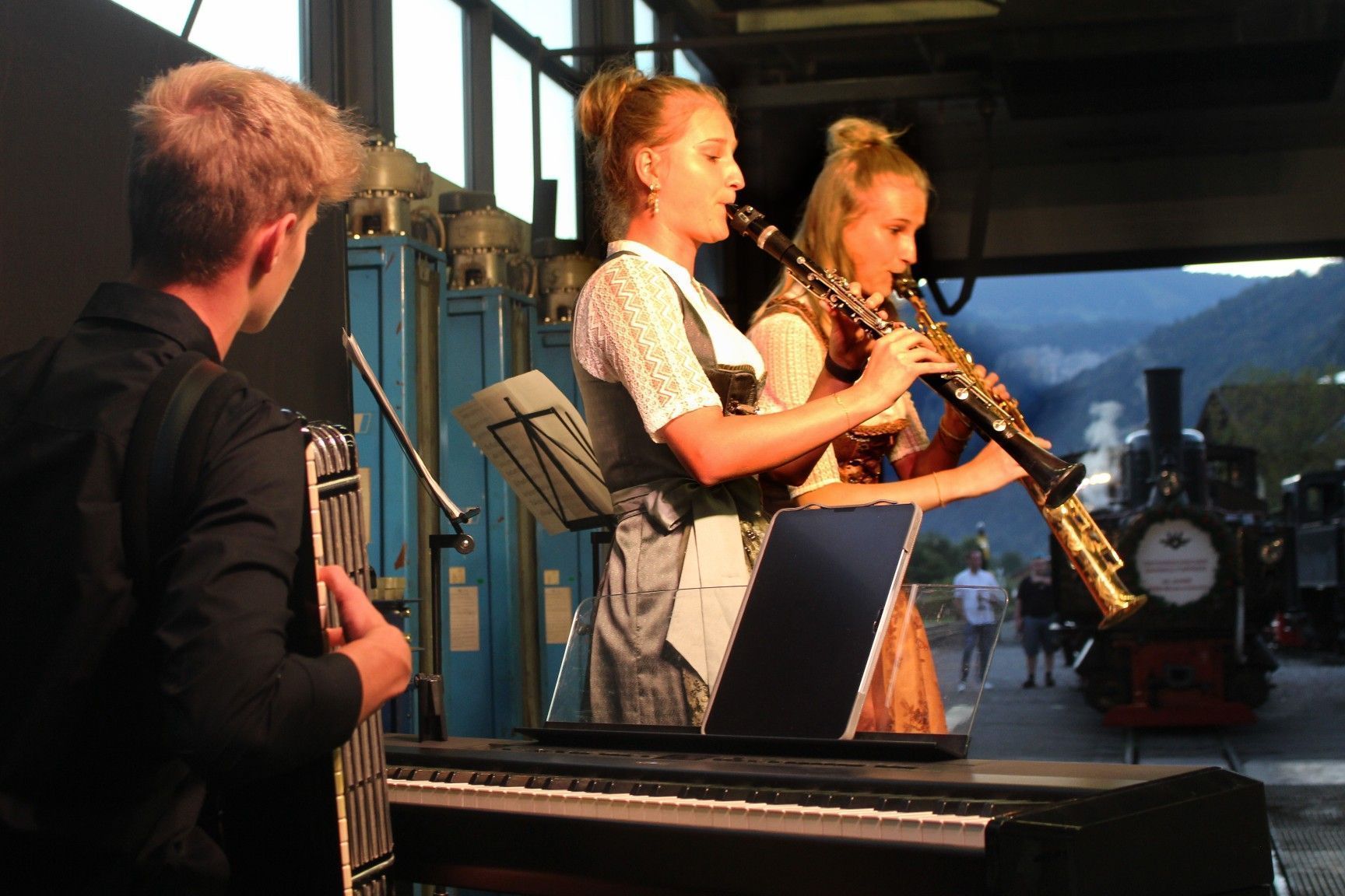 Neben Saxessful gestalteten auch Janus (Klavier), Laura (Saxophon) und Alina Winsauer den Festabend musikalisch mit.   