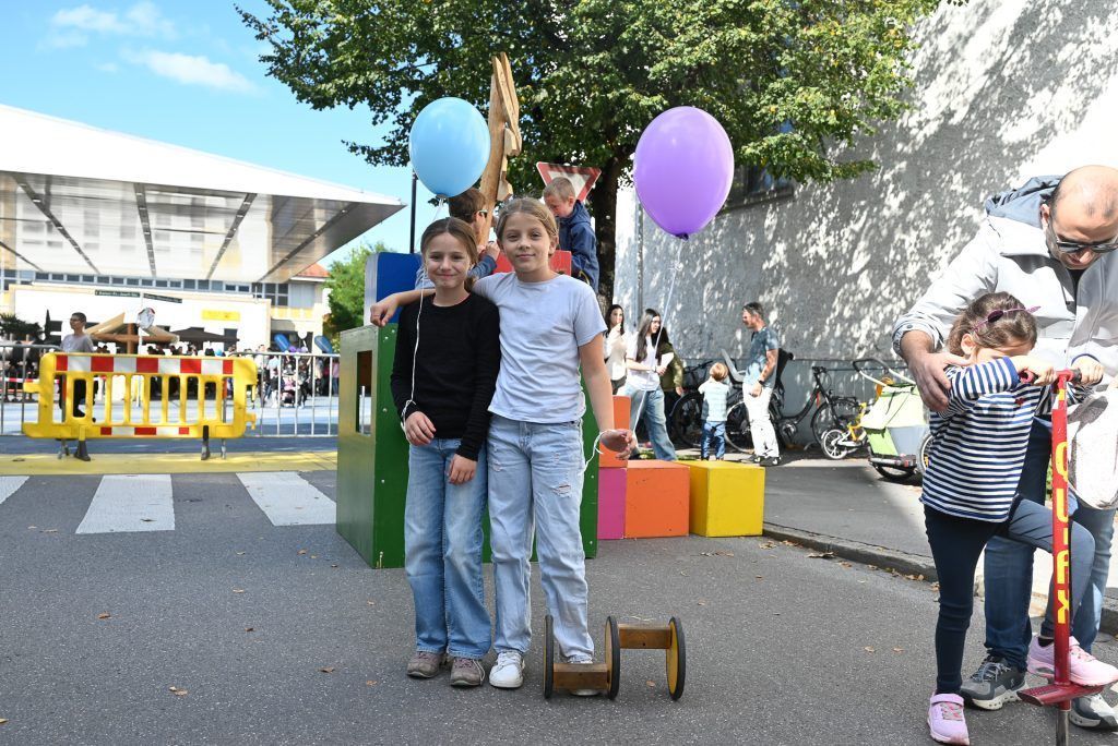 Lustenaus Kinder in die Mitte genommen
