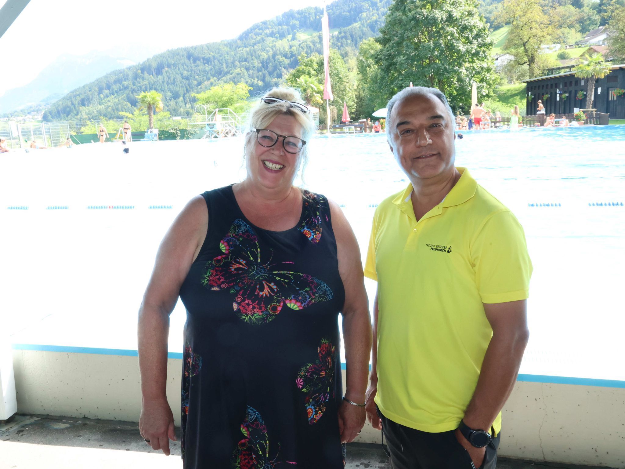 Kassierin Irmi Slootmaker und Bademeister Hamid Bayat.