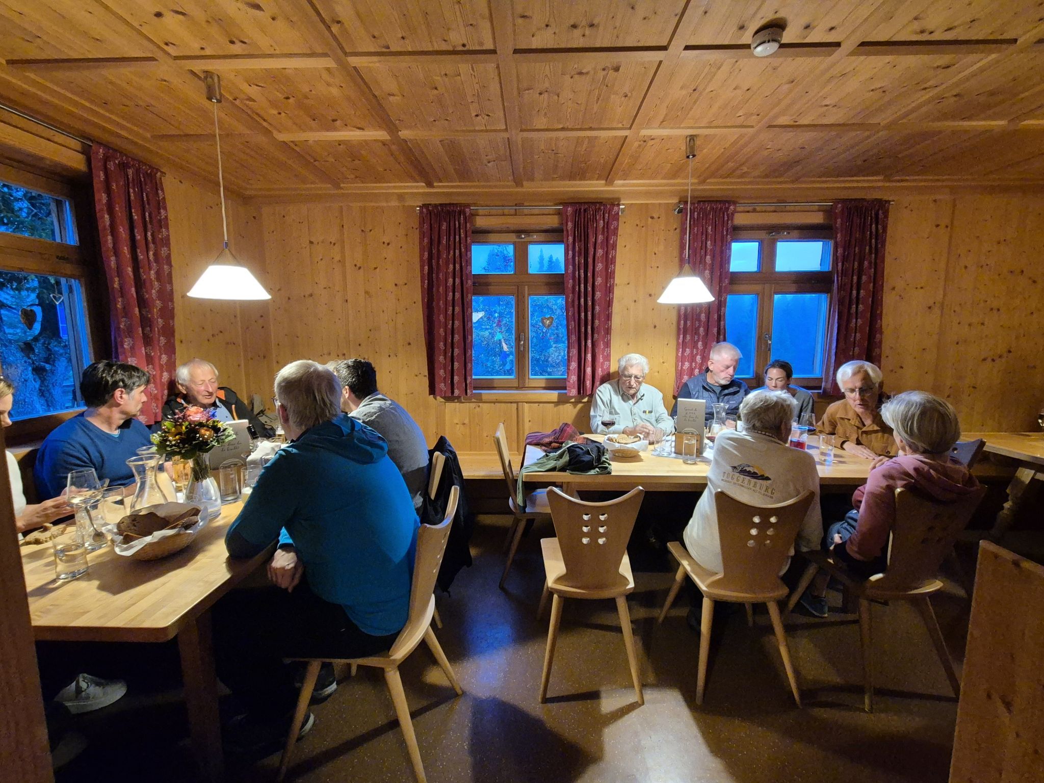 In der Gaststube der Hütte fand der Eröffnungsabend in geselligem Austausch sein Ende.