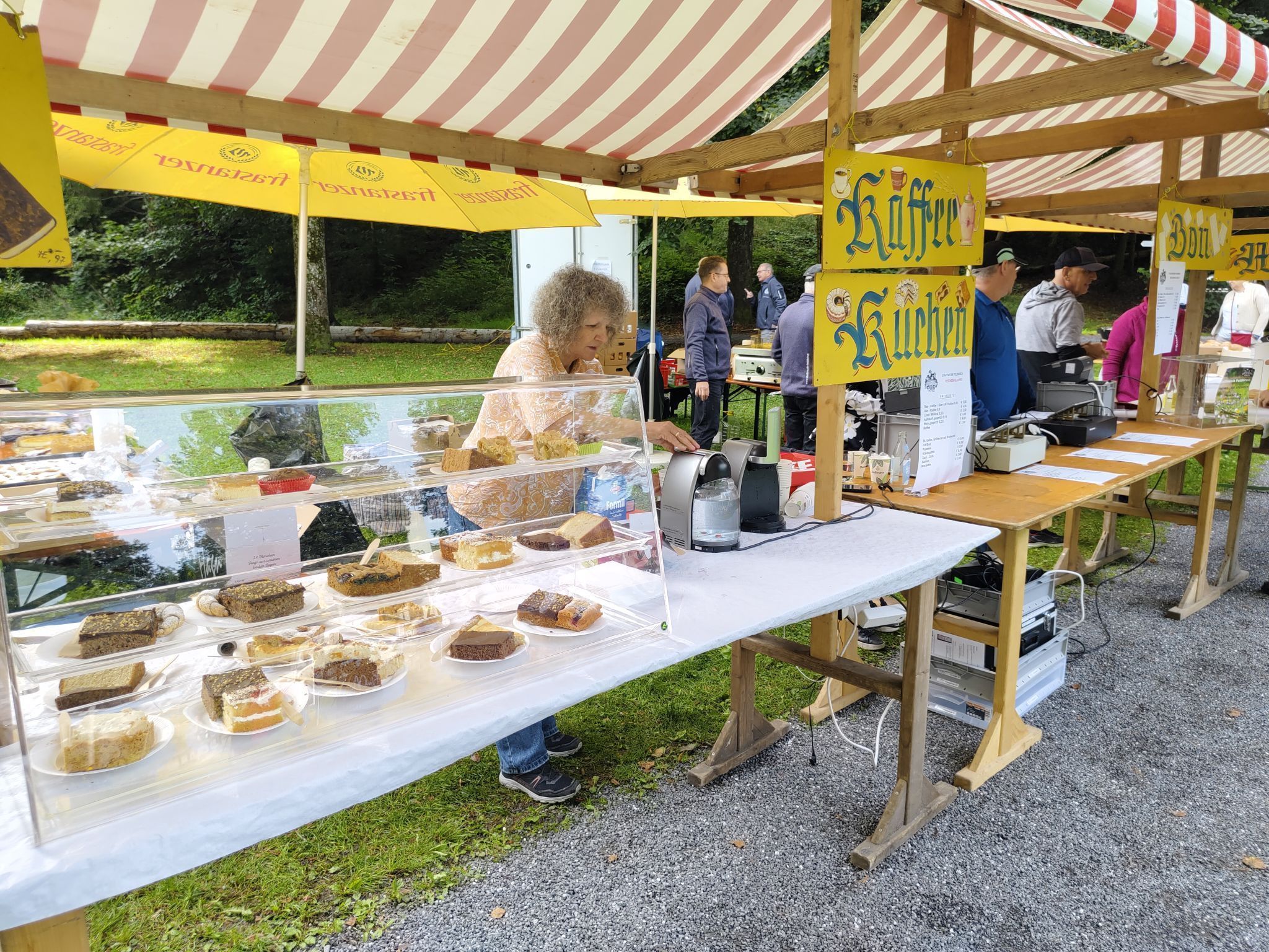 üße Versuchung: Das große Kuchenbuffet lockte mit allerlei Köstlichkeiten.