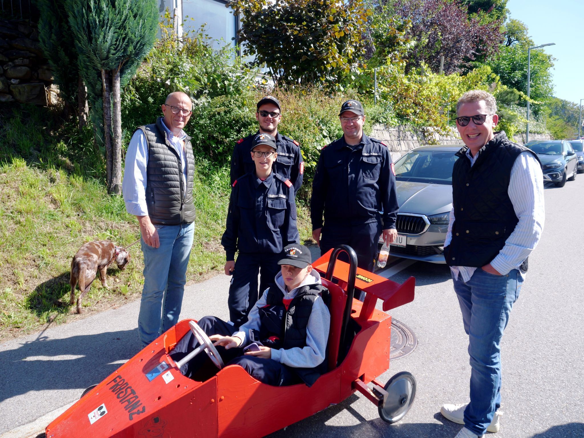 Bürgermeister Walter Gohm und Arbeiterkammer Präsident Bernhard Heinzle mit der Feuerwehrjugend Frastanz.