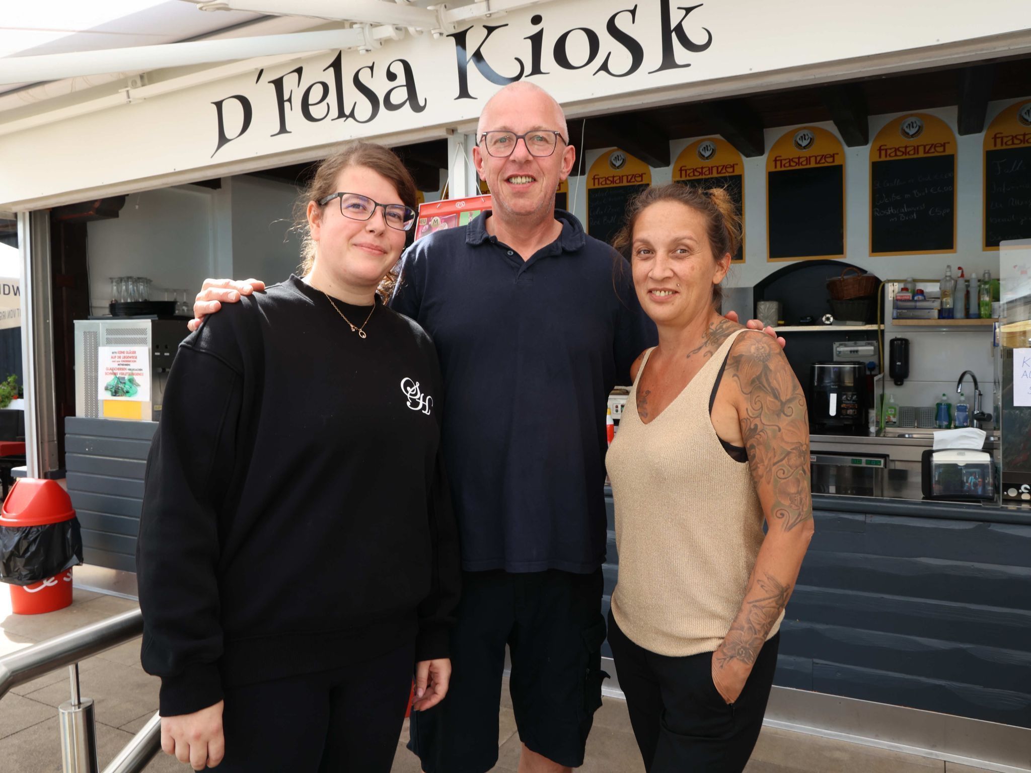 Kiosk-Team: Sarah, Marcus und Sarah.