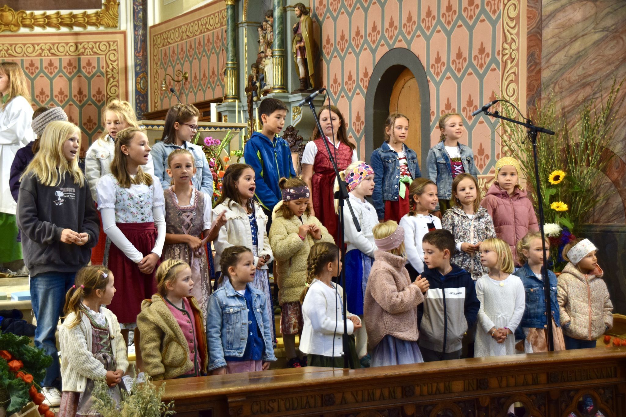 Das Schrunser Kinderchörle sang voller Begeisterung seine Lieder.